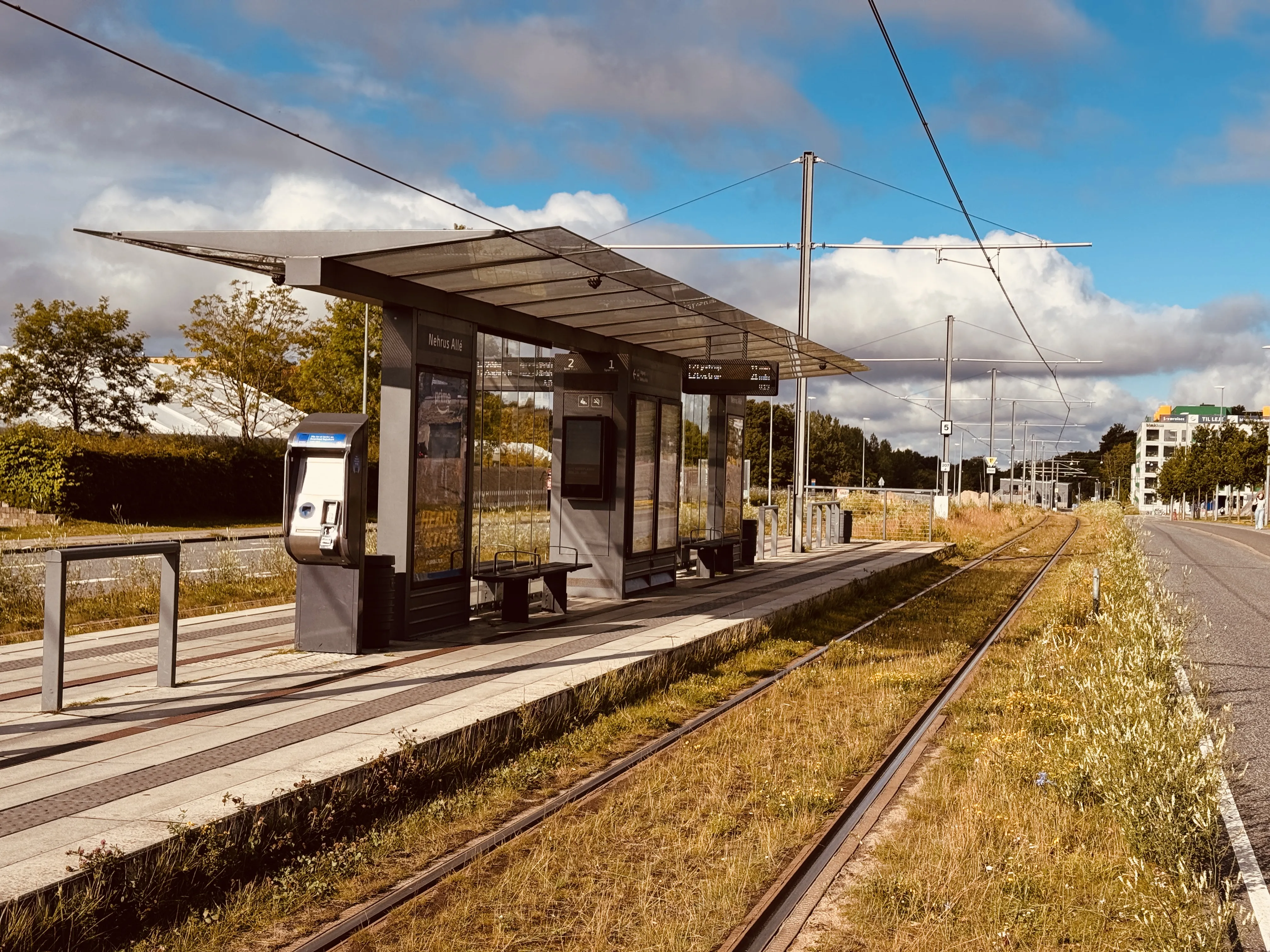 Billede af Nehrus Allé Letbanestation. Billede af Nehrus Allé Letbanestation.