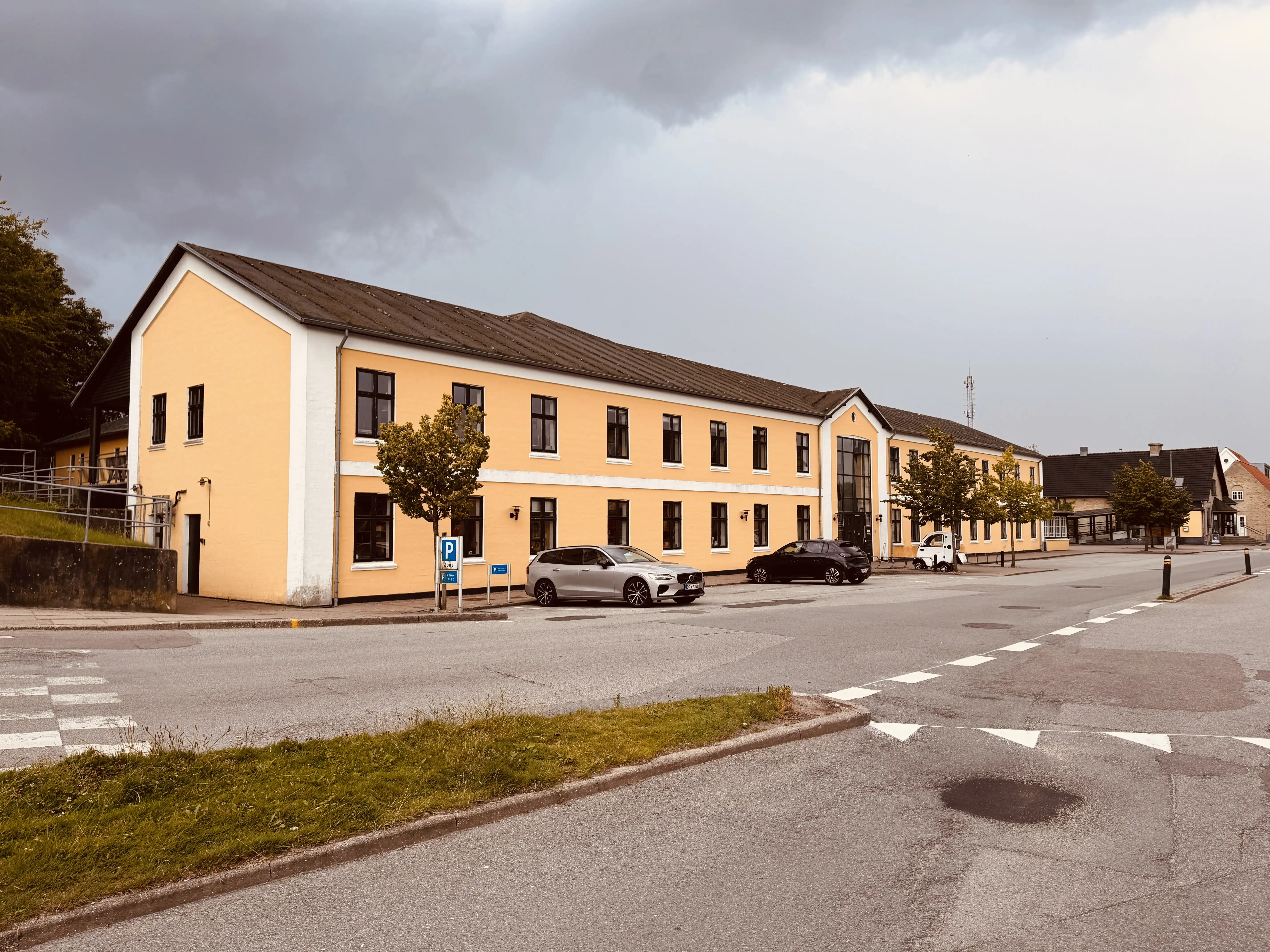 Billede af Skørping gamle Kro, som lå over for Skørping Station. Kroen lukkede i 1997 og blev til kulturhuset Skørping KulturStation.