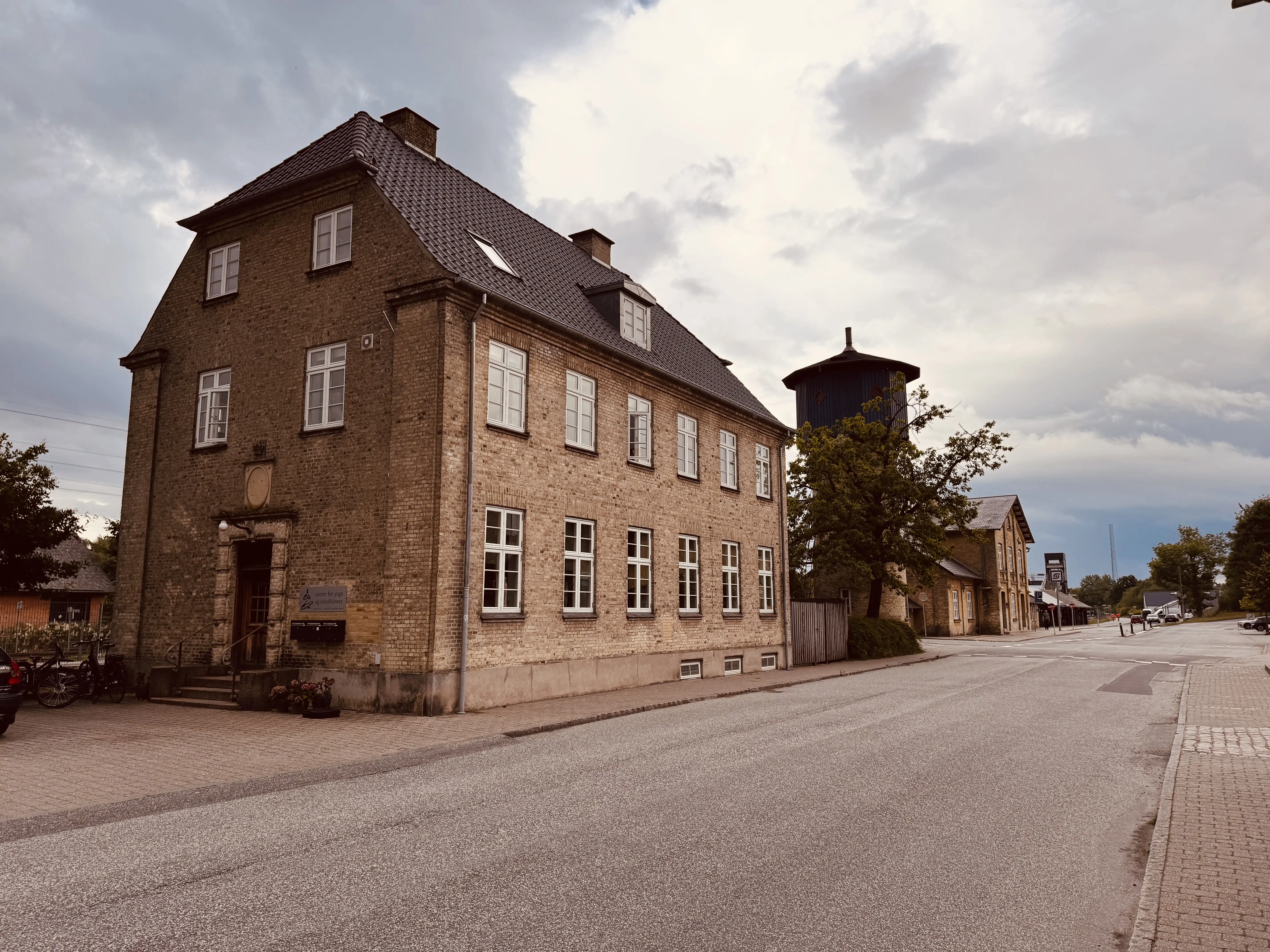 Billede af den tidligere postbygning ved Skørping Station.