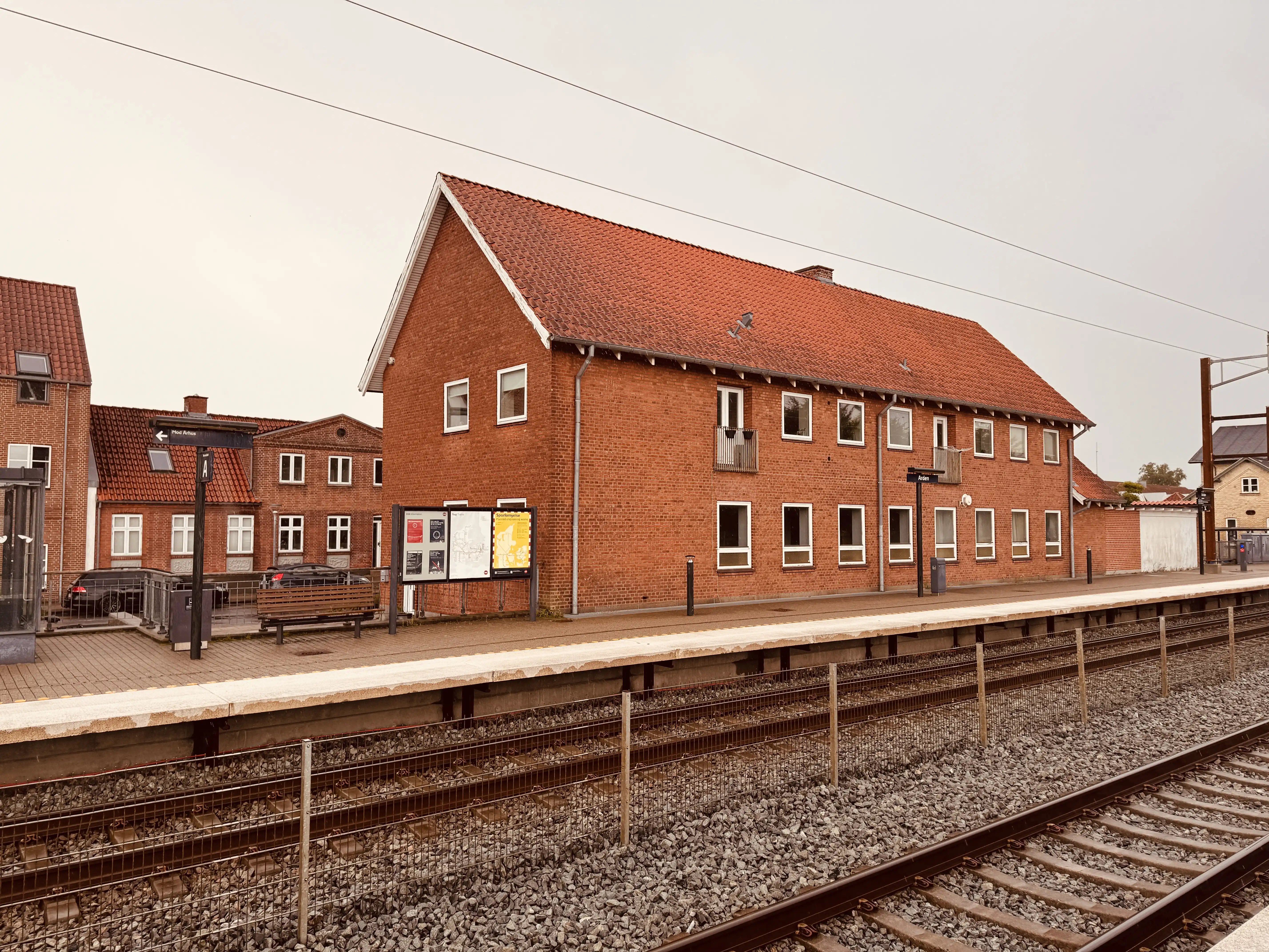 Billede af postbygningen fra 1954 ved Arden Station. Billede af postbygningen fra 1954 ved Arden Station.