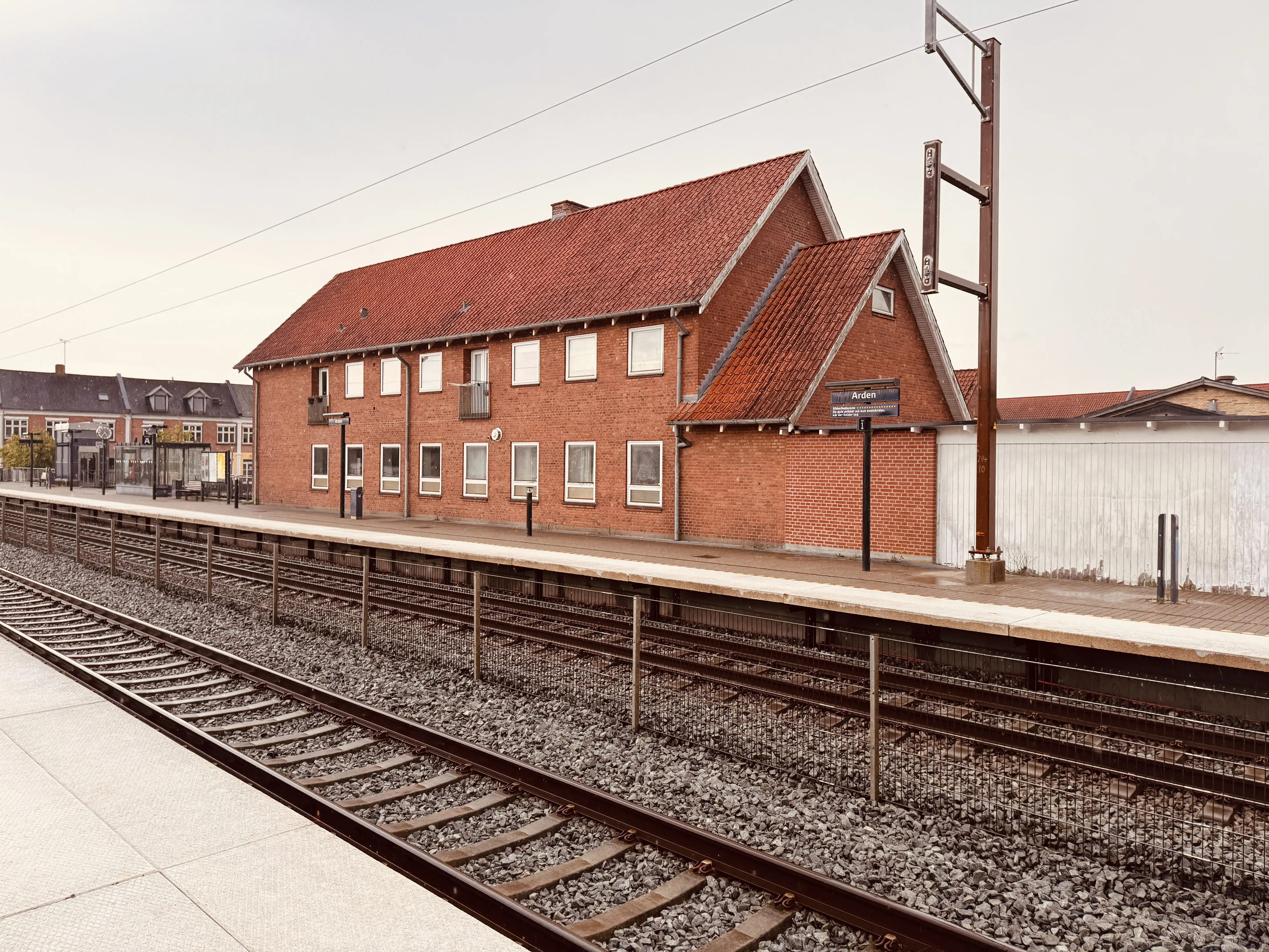 Billede af postbygningen fra 1954 ved Arden Station. Billede af postbygningen fra 1954 ved Arden Station.