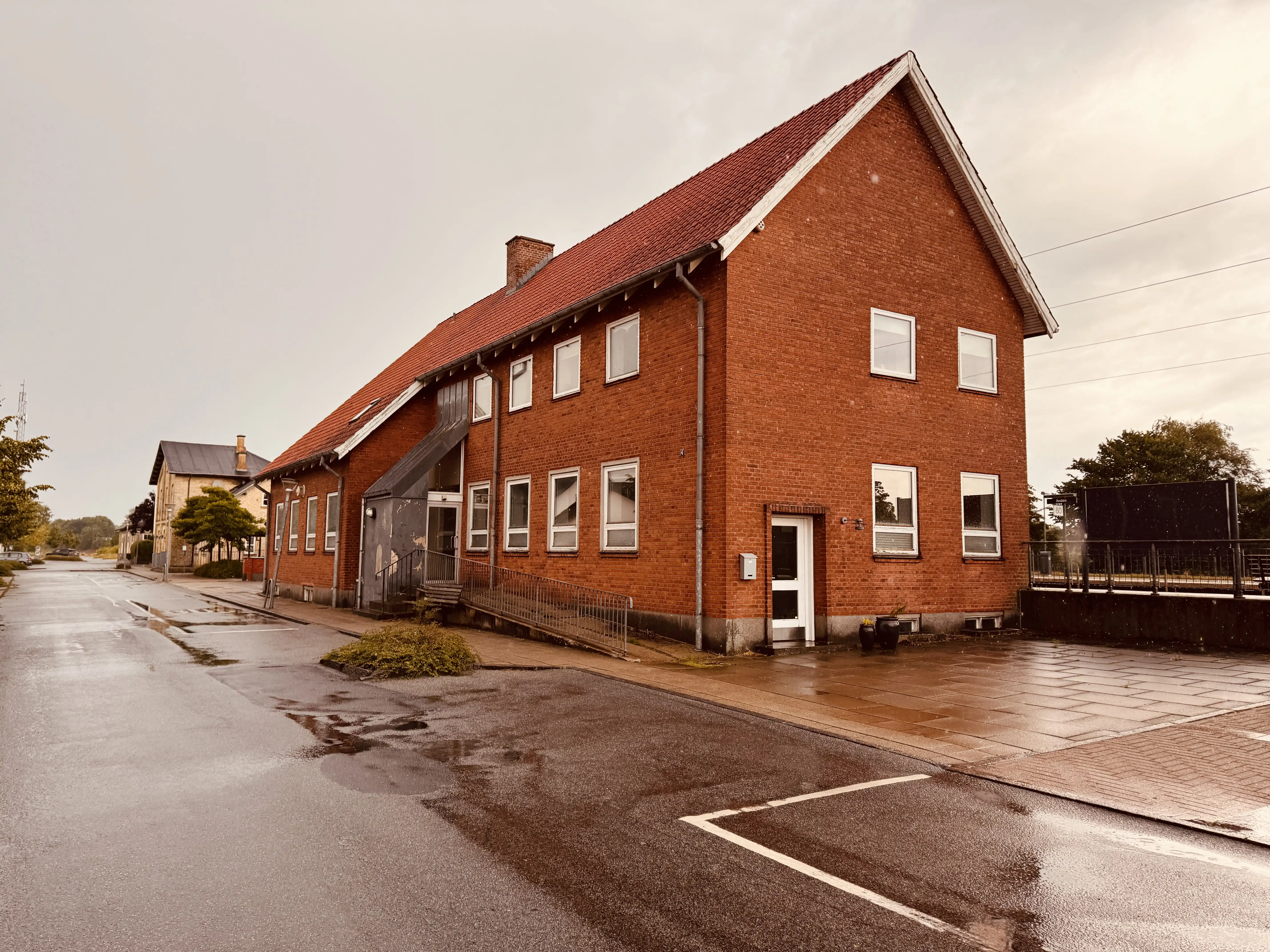 Billede af postbygningen fra 1954 ved Arden Station. Billede af postbygningen fra 1954 ved Arden Station.