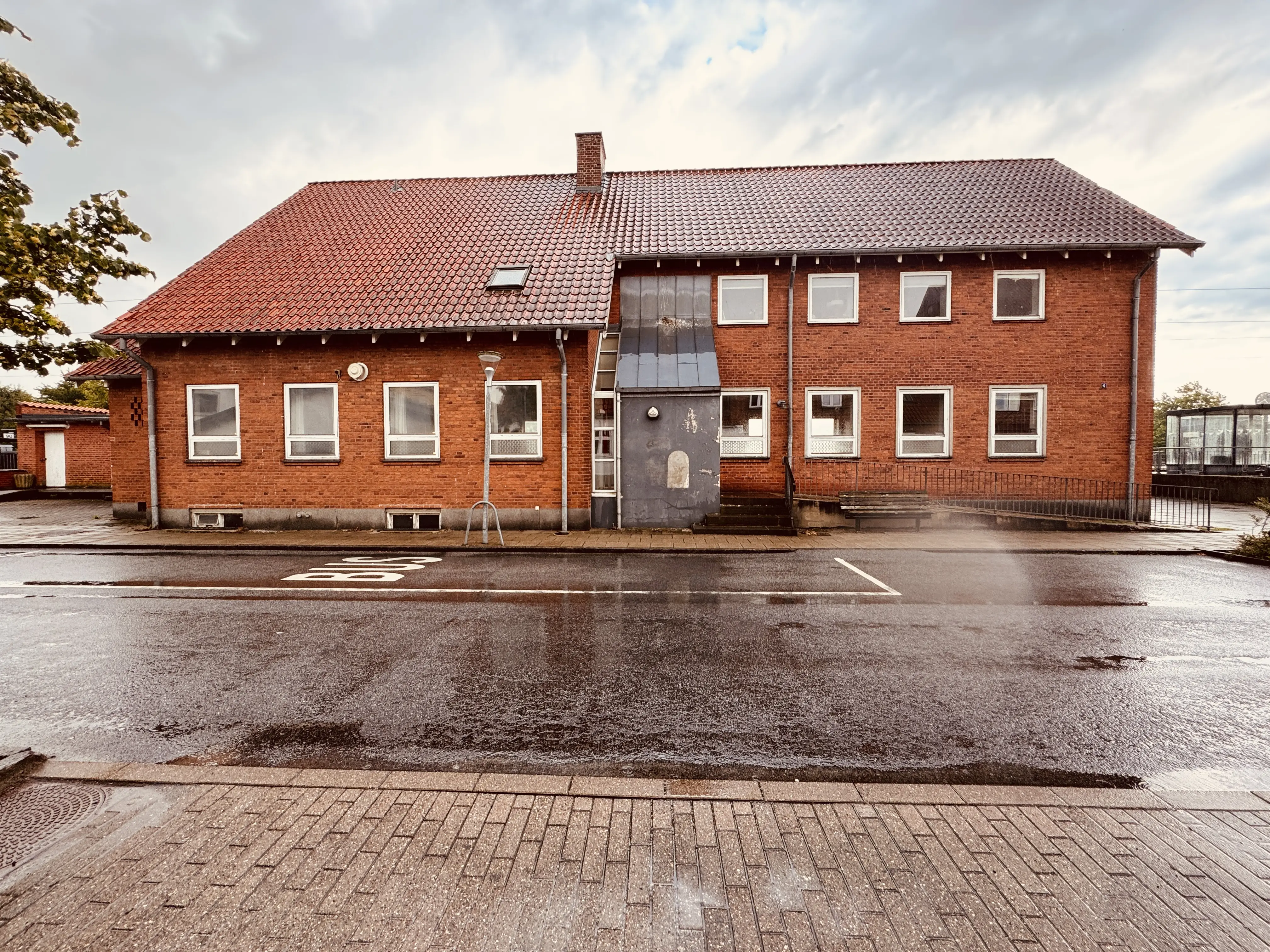 Billede af postbygningen fra 1954 ved Arden Station. Billede af postbygningen fra 1954 ved Arden Station.