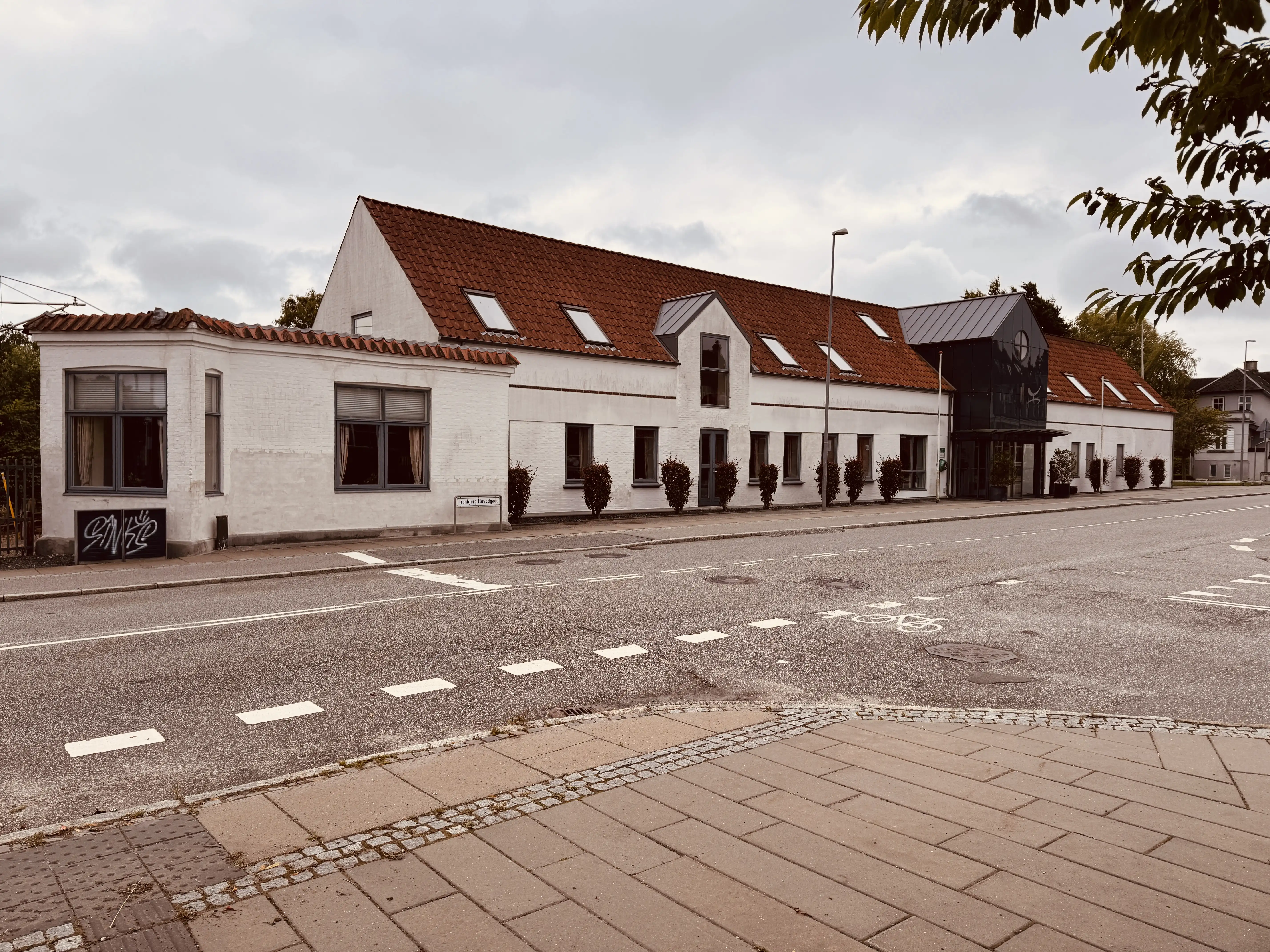 Billede af Tranbjerg Kro, som ligger over for Tranbjerg Station og er opført i 1885 året efter jernbanen kom til byen.