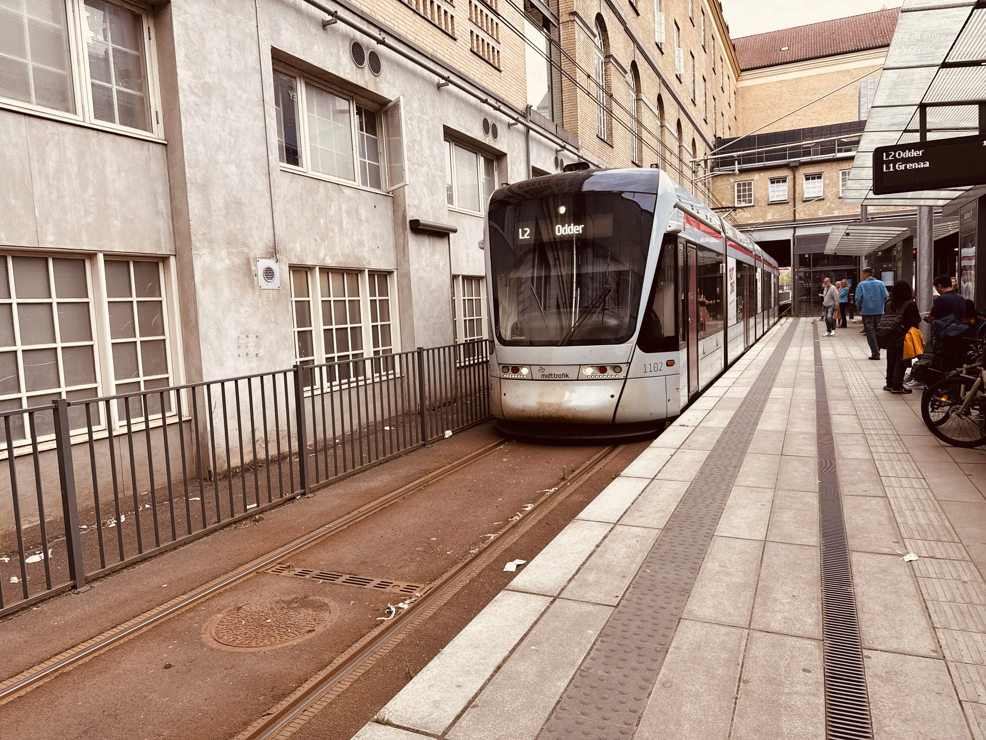Billede af Aarhus Letbane togsæt 1102 fotograferet ud for Aarhus Hovedbanegård.