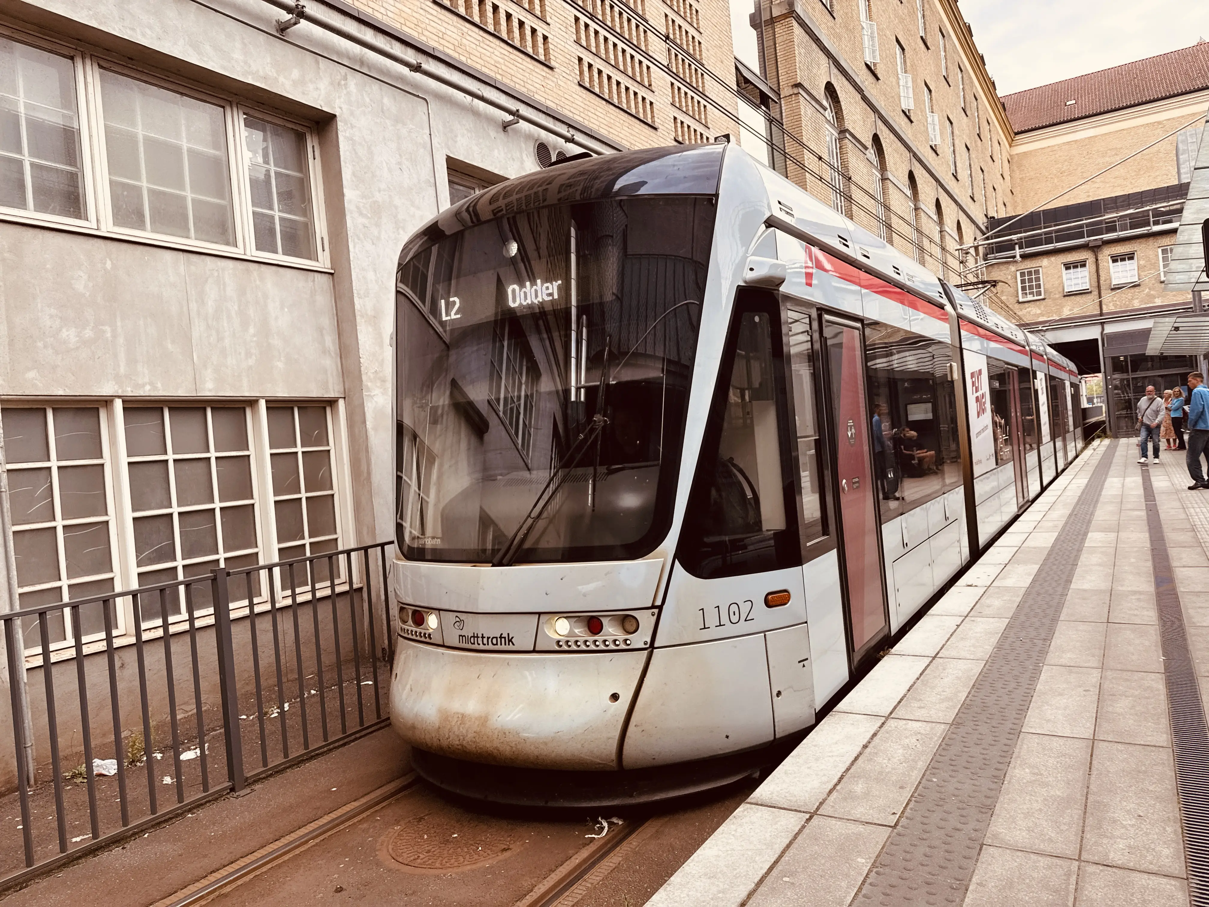Billede af Aarhus Letbane togsæt 1102 fotograferet ud for Aarhus Hovedbanegård.