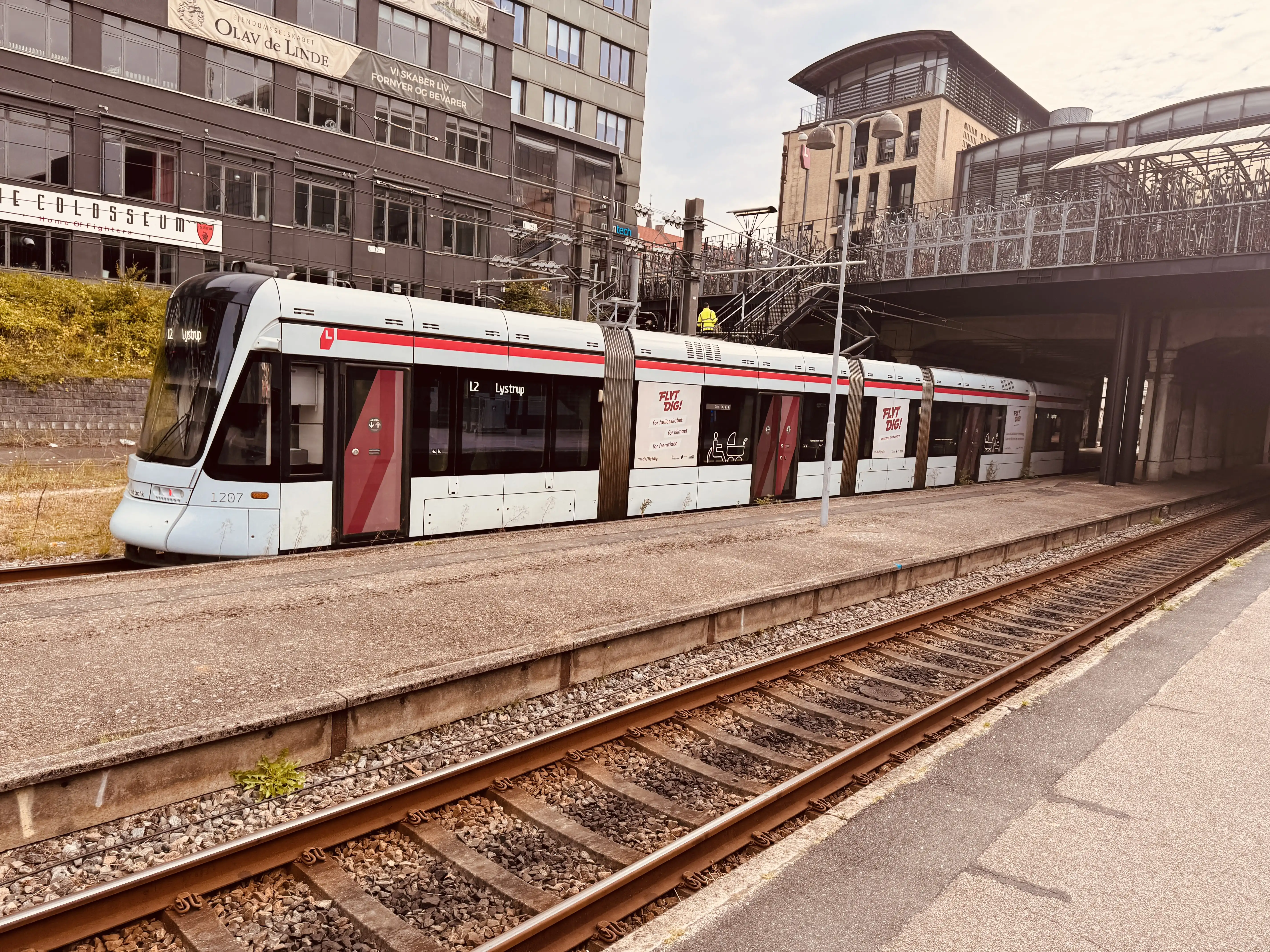 Billede af Aarhus Letbane togsæt 1107 fotograferet ud for Aarhus Hovedbanegård.