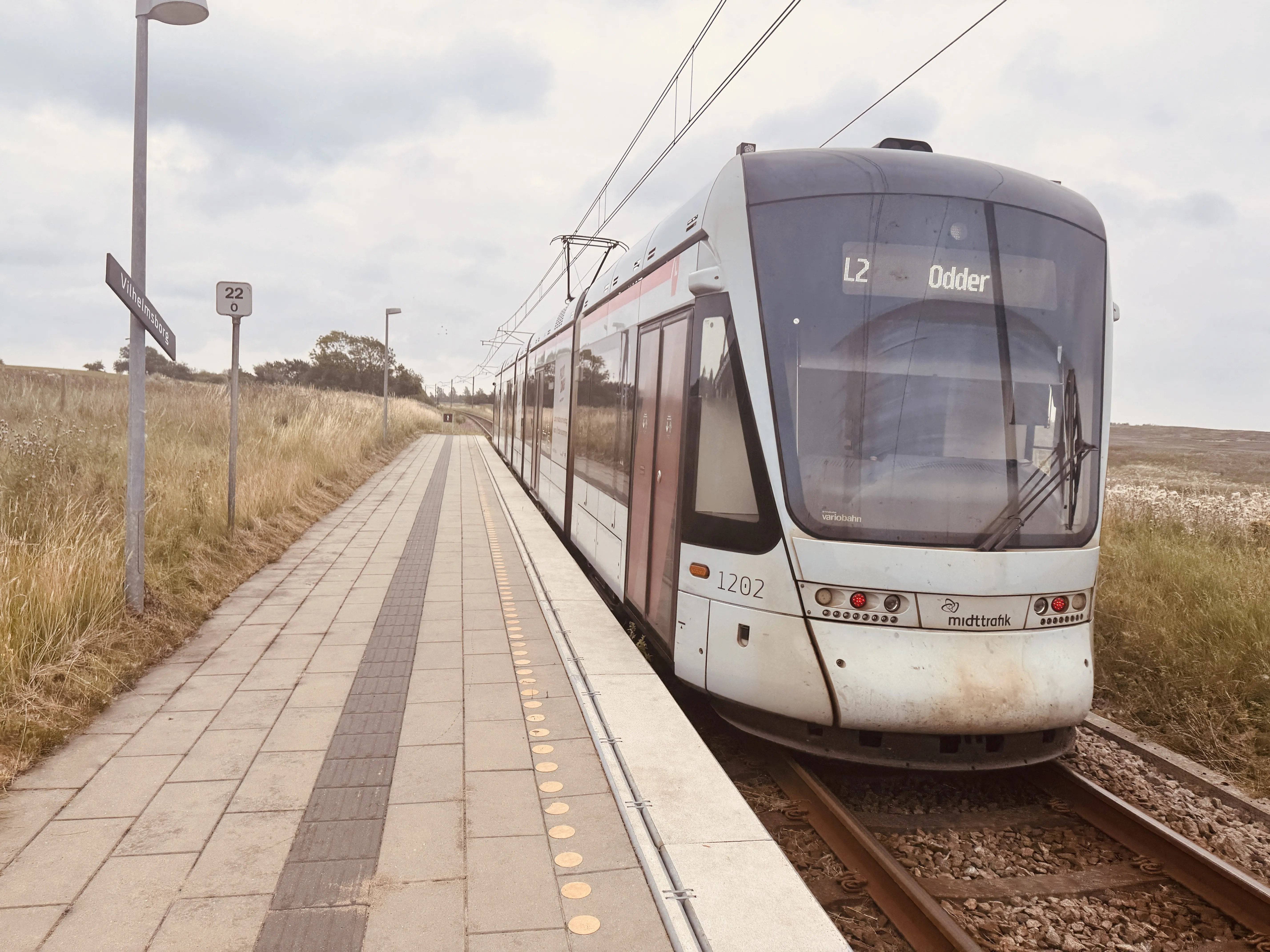 Billede af Aarhus Letbane togsæt 1102 fotograferet ud for Vilhelmsborg Letbanestation.