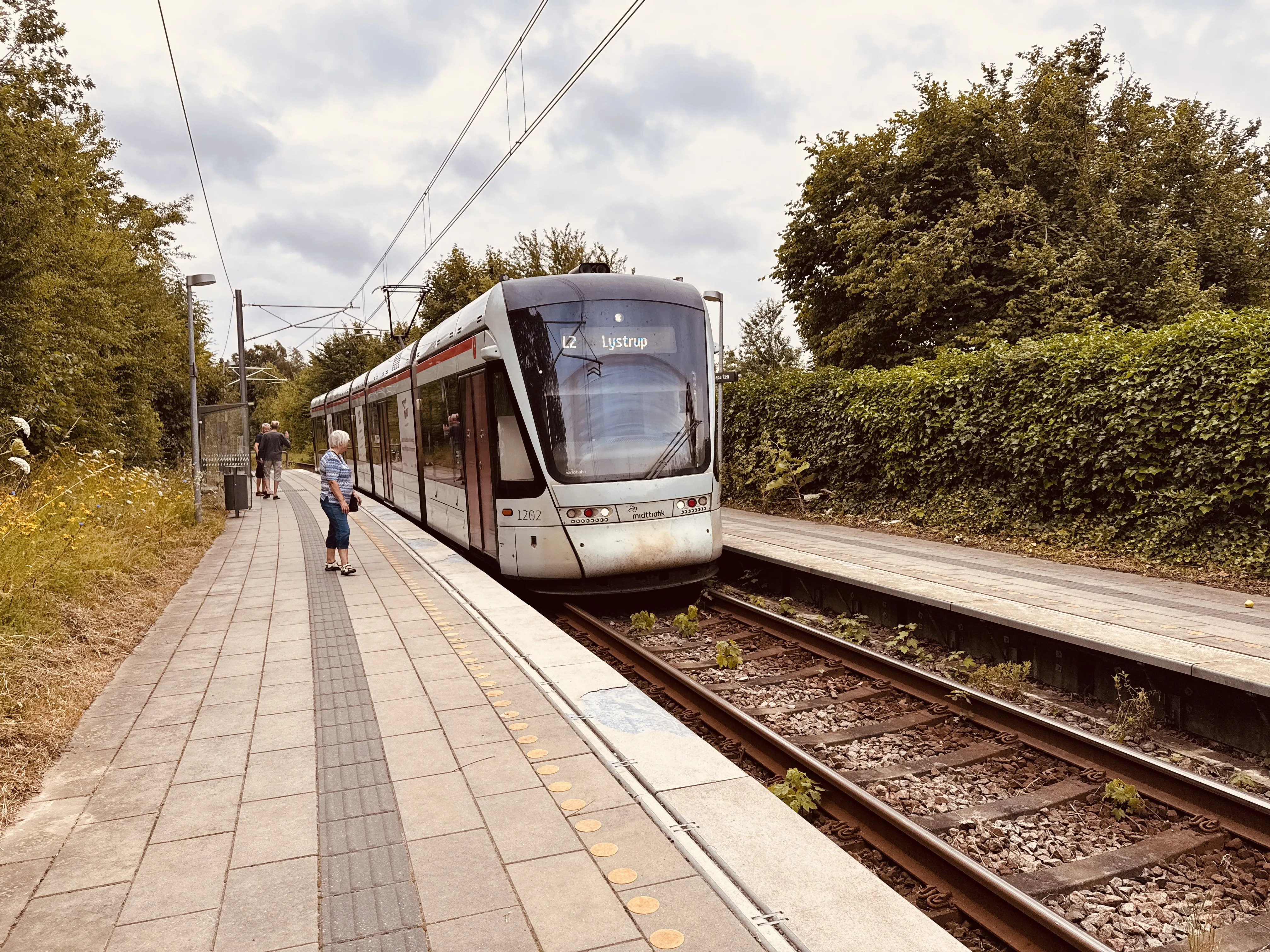 Billede af Aarhus Letbane togsæt 1102 fotograferet ud for Mølleparken Letbanestation. Billede af Aarhus Letbane togsæt 1102 fotograferet ud for Mølleparken Letbanestation.