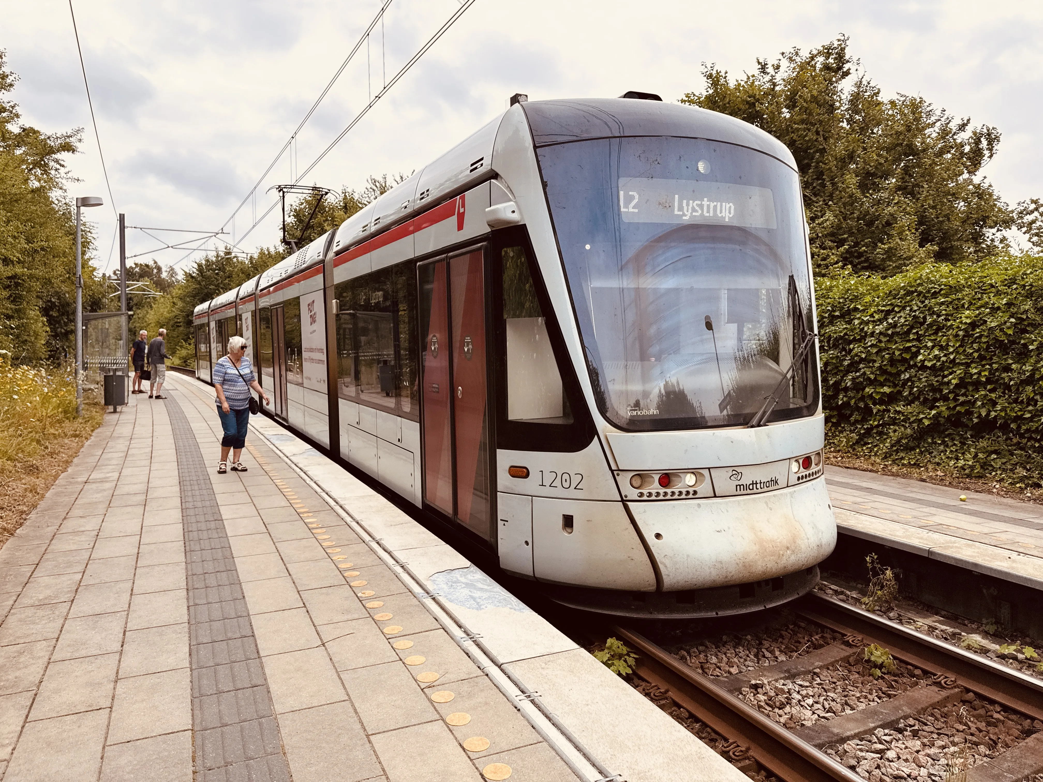 Billede af Aarhus Letbane togsæt 1102 fotograferet ud for Mølleparken Letbanestation. Billede af Aarhus Letbane togsæt 1102 fotograferet ud for Mølleparken Letbanestation.
