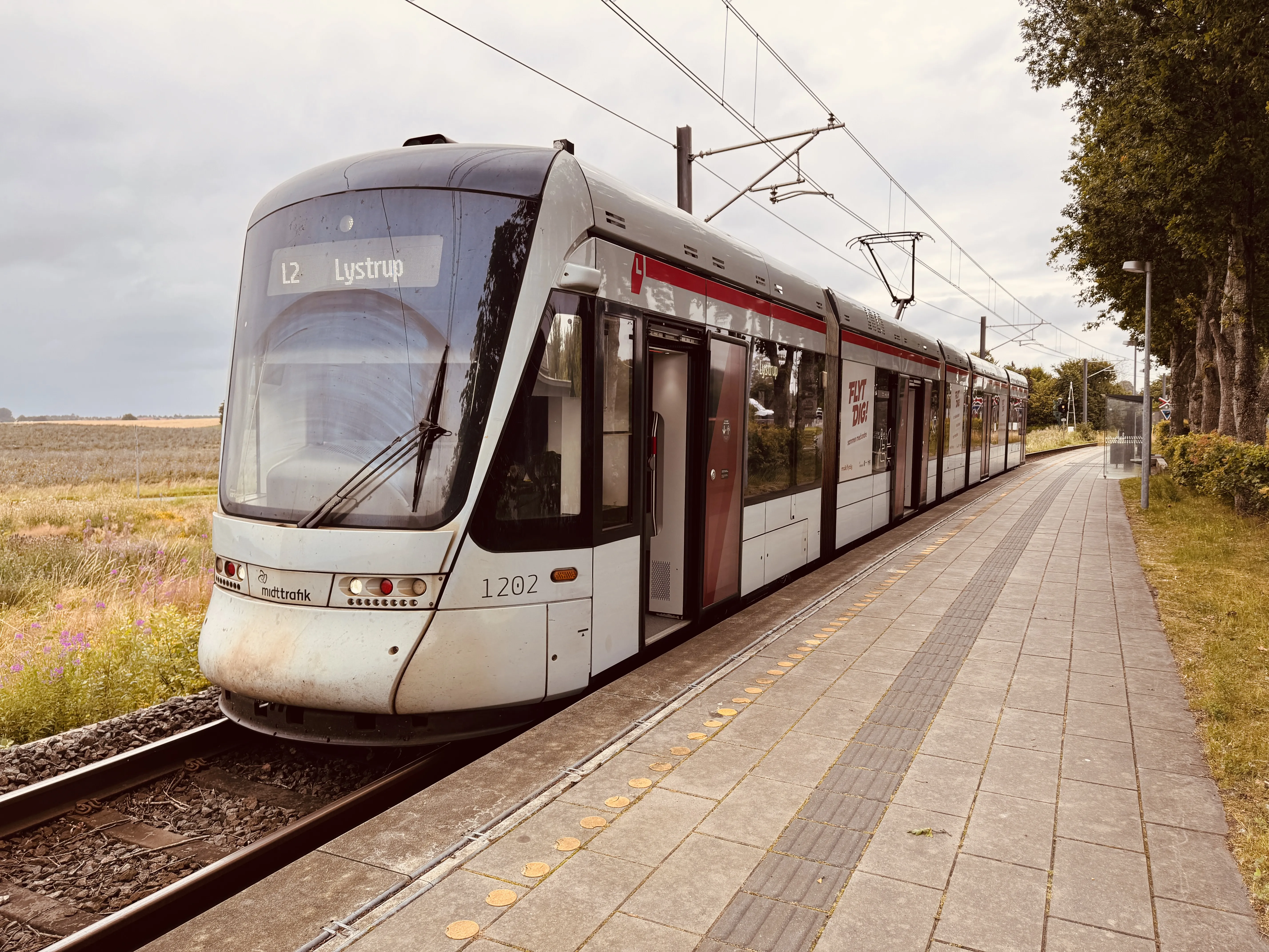 Billede af Aarhus Letbane togsæt 1102 fotograferet ud for Nørrevænget Letbanestation. Billede af Aarhus Letbane togsæt 1102 fotograferet ud for Nørrevænget Letbanestation.