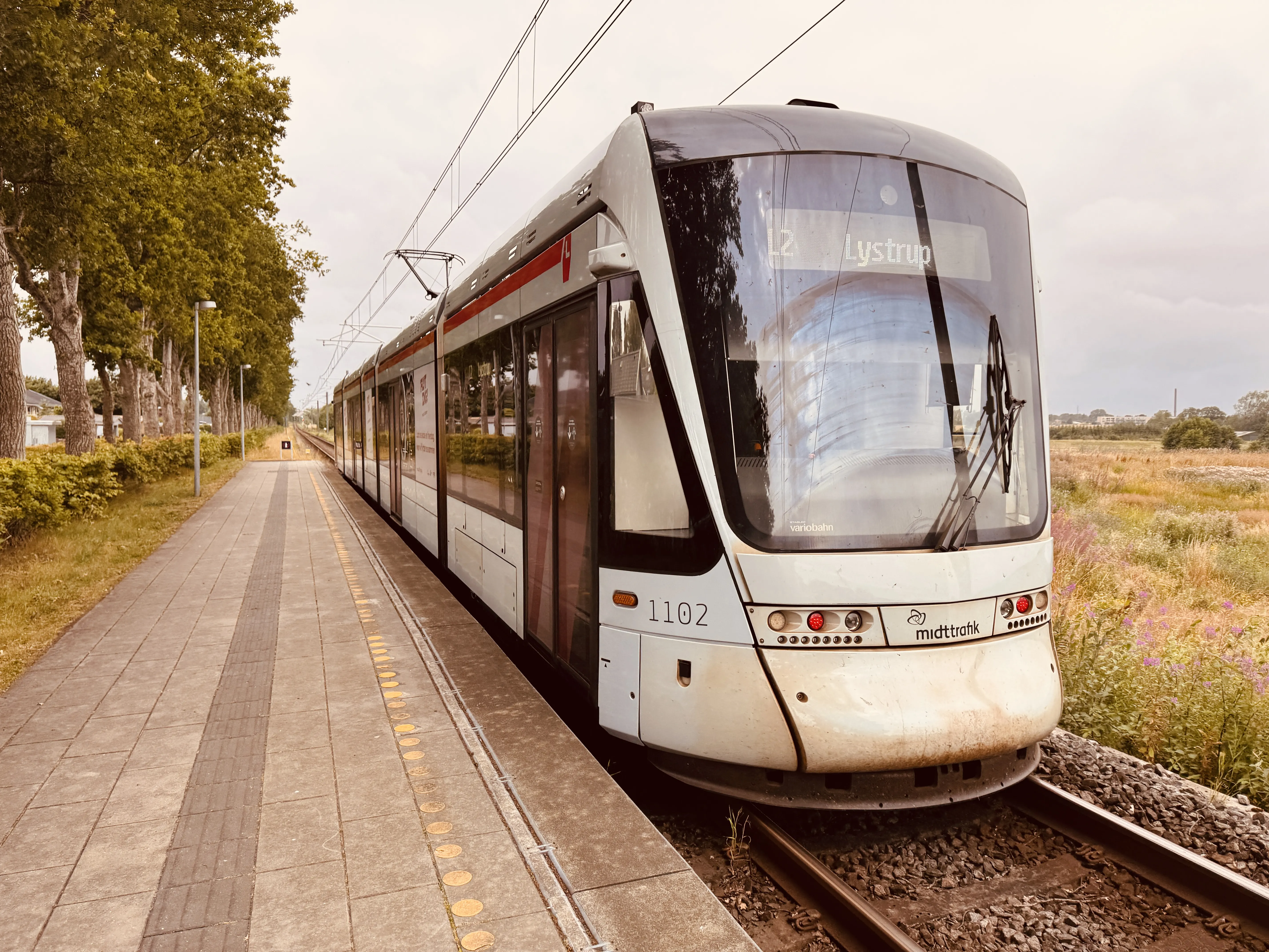 Billede af Aarhus Letbane togsæt 1102 fotograferet ud for Nørrevænget Letbanestation. Billede af Aarhus Letbane togsæt 1102 fotograferet ud for Nørrevænget Letbanestation.
