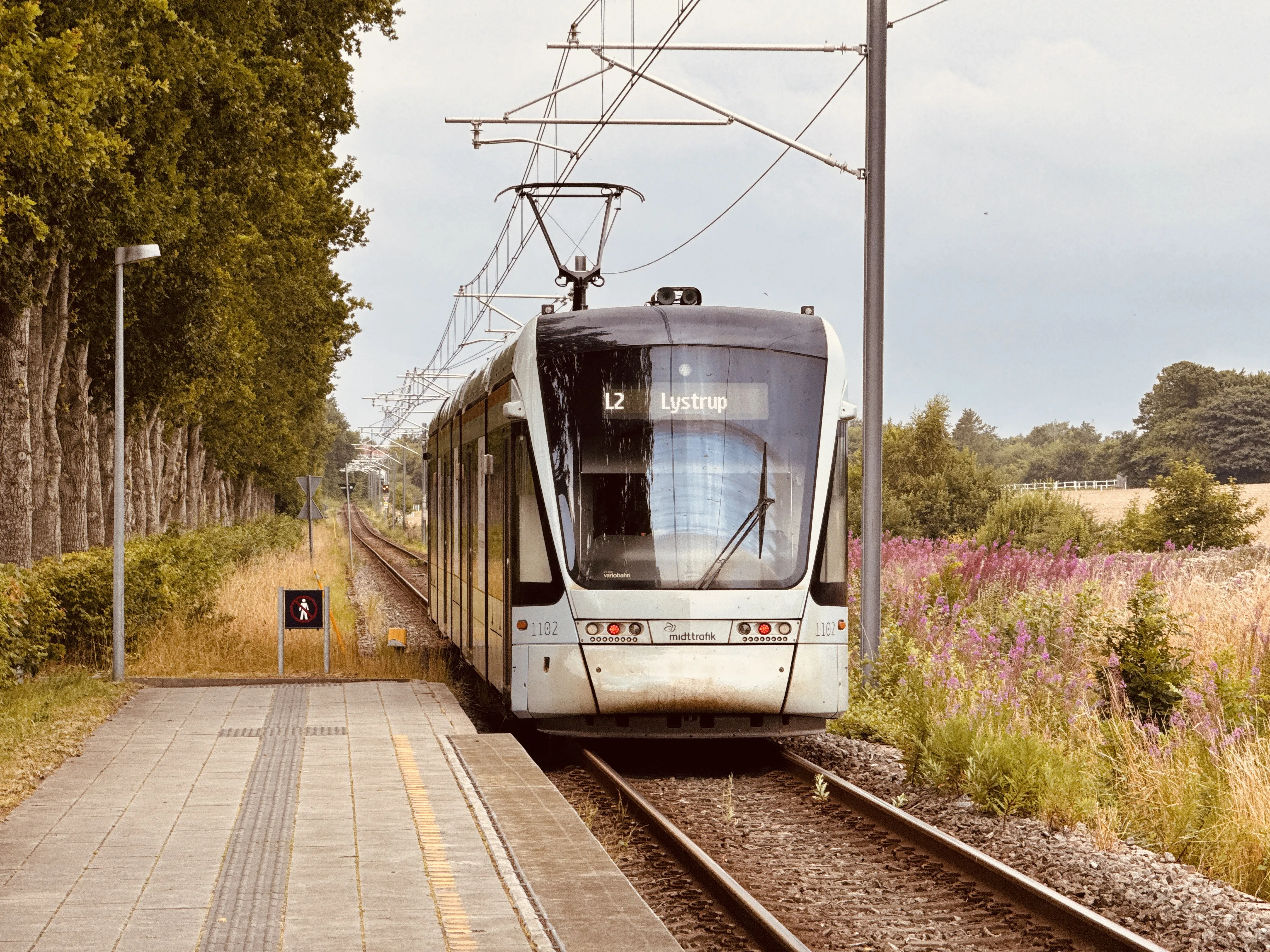 Billede af Aarhus Letbane togsæt 1102 fotograferet ud for Nørrevænget Letbanestation. Billede af Aarhus Letbane togsæt 1102 fotograferet ud for Nørrevænget Letbanestation.
