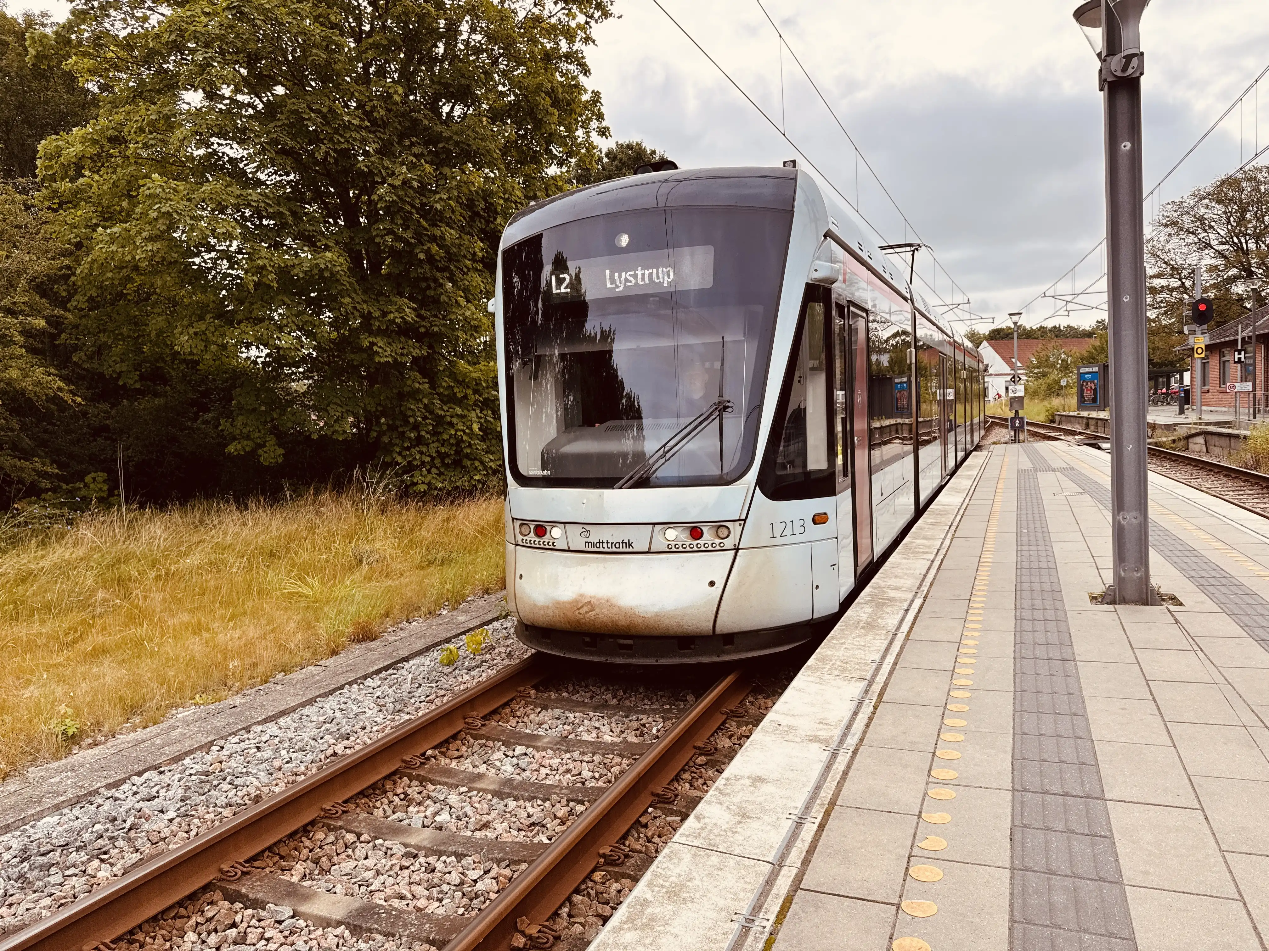 Billede af Aarhus Letbane togsæt 1113 fotograferet ud for Tranbjerg Letbanestation. Billede af Aarhus Letbane togsæt 1113 fotograferet ud for Tranbjerg Letbanestation.