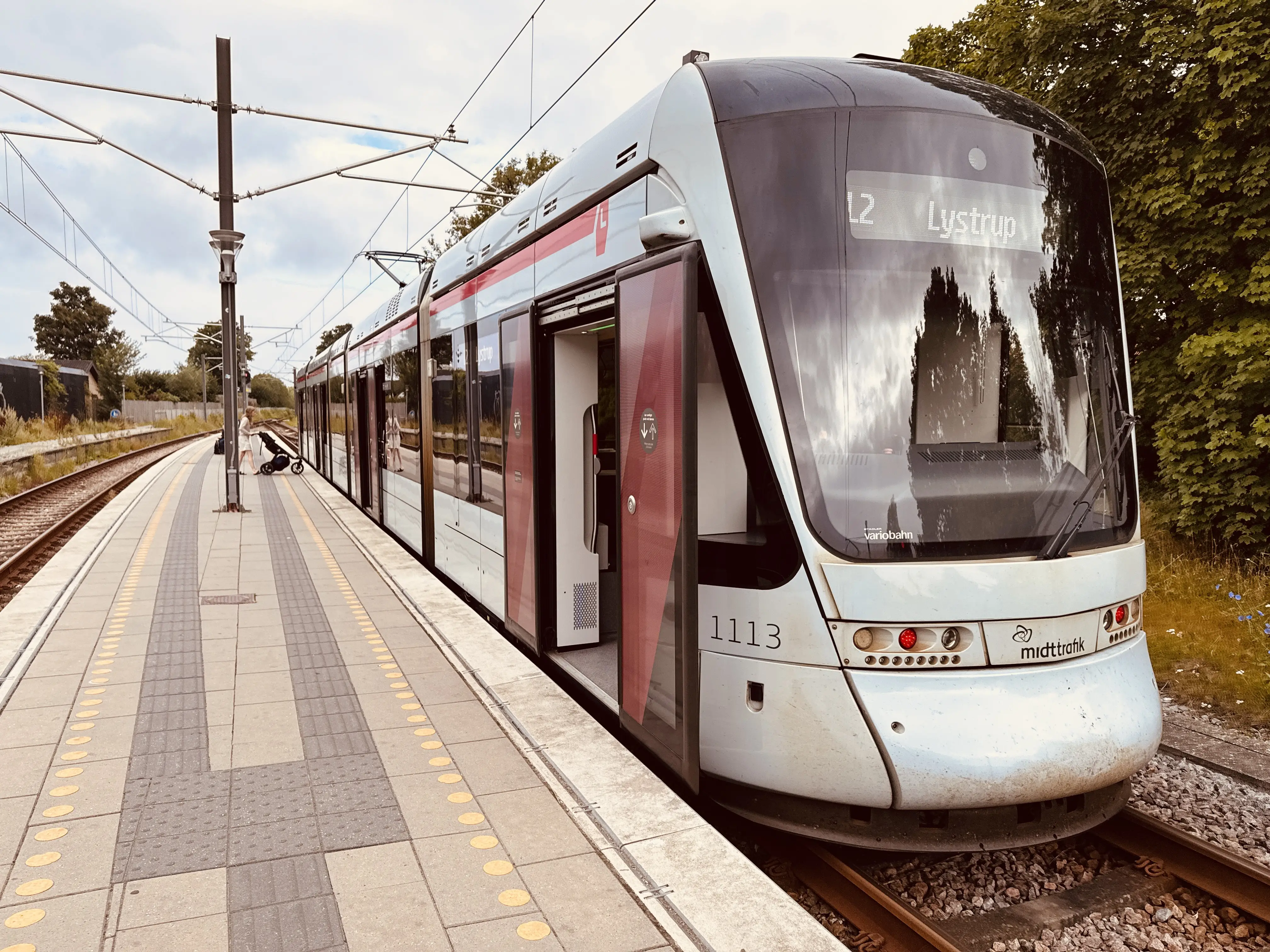 Billede af Aarhus Letbane togsæt 1113 fotograferet ud for Tranbjerg Letbanestation. Billede af Aarhus Letbane togsæt 1113 fotograferet ud for Tranbjerg Letbanestation.