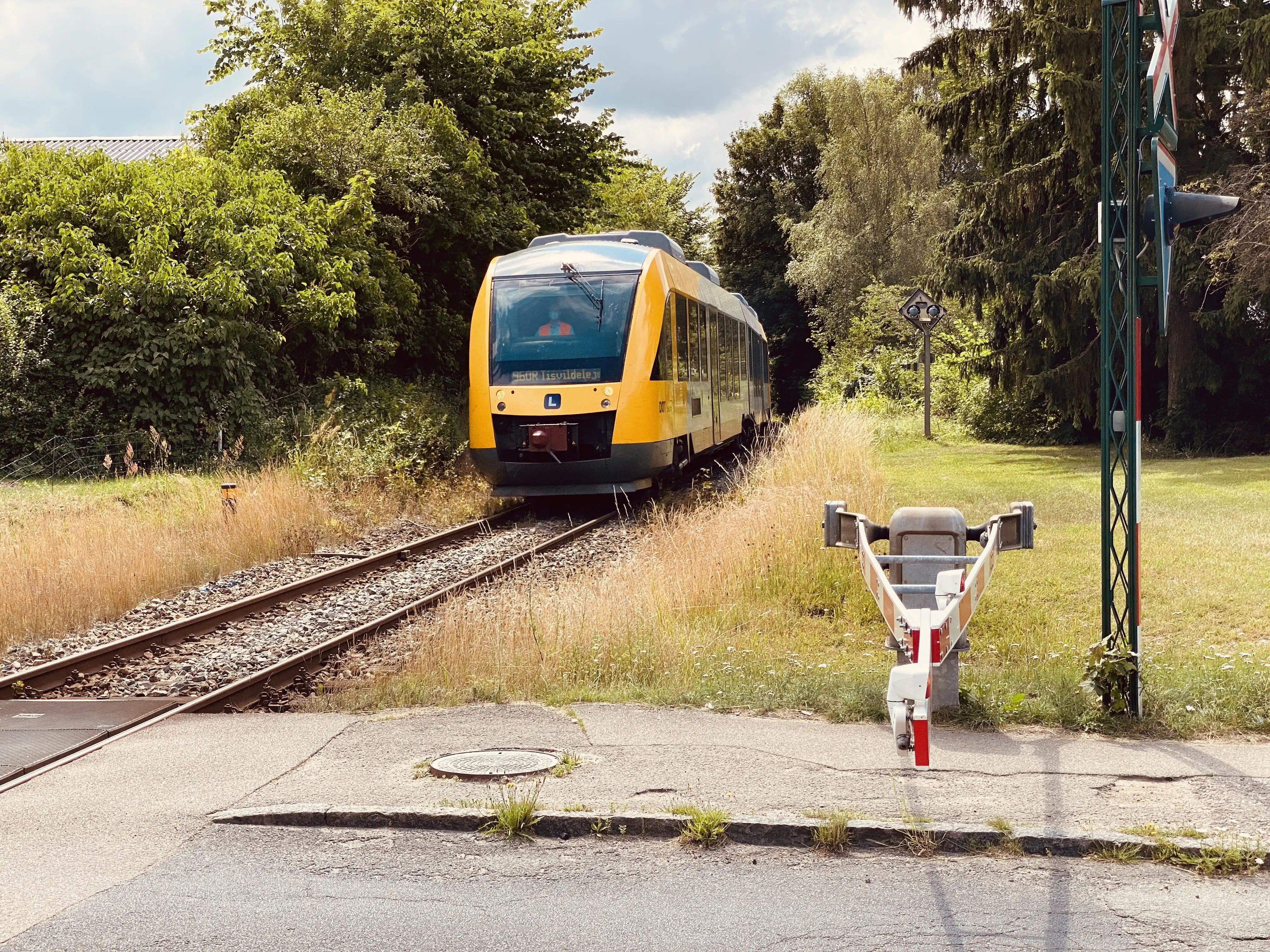 Billede af tog ud for det tidligere Slotspavillonen Trinbræt, som har ligget til højre i billedet. Billede af tog ud for det tidligere Slotspavillonen Trinbræt, som har ligget til højre i billedet.