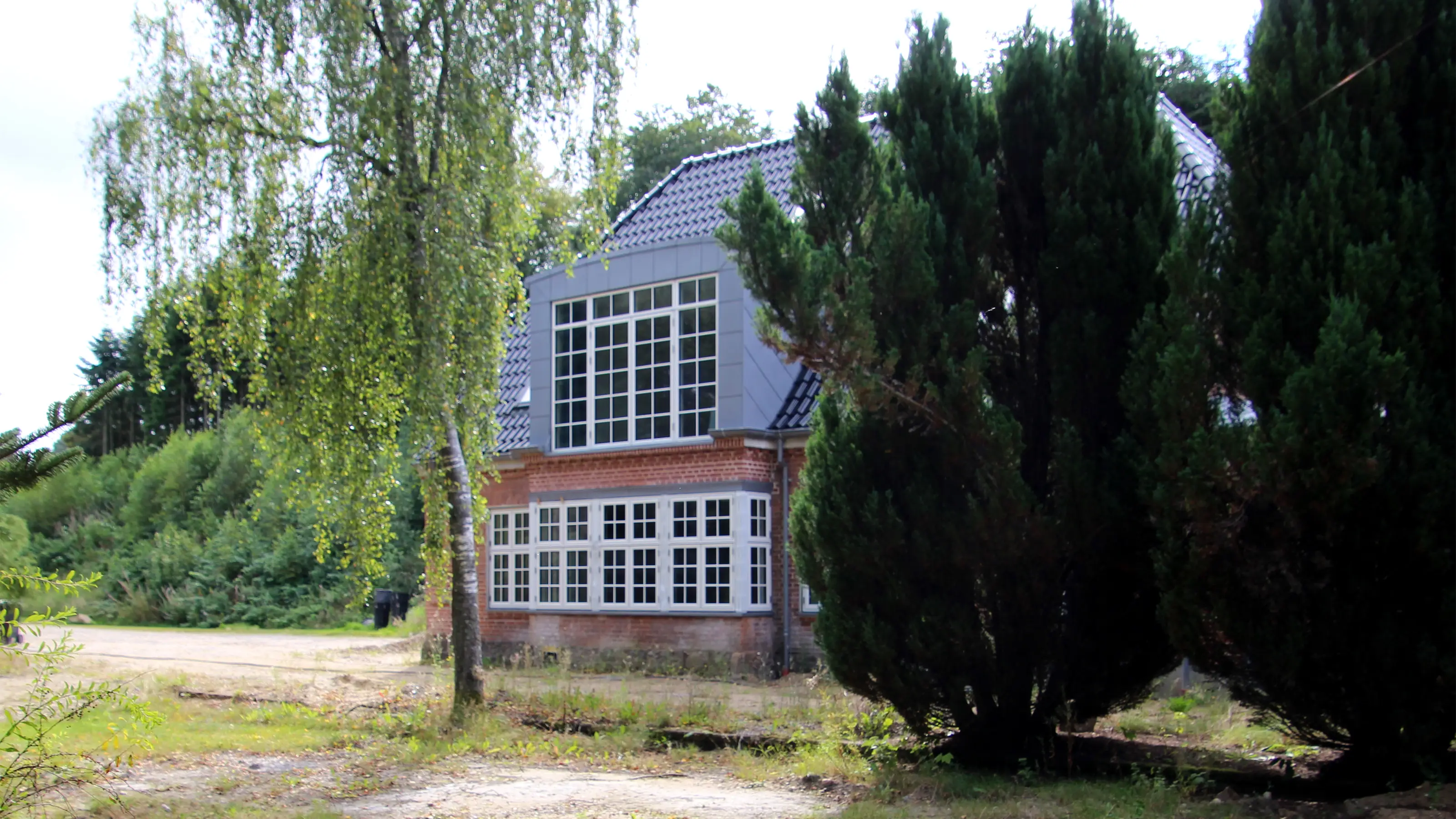 Billede af Them By Station set fra perronsiden.