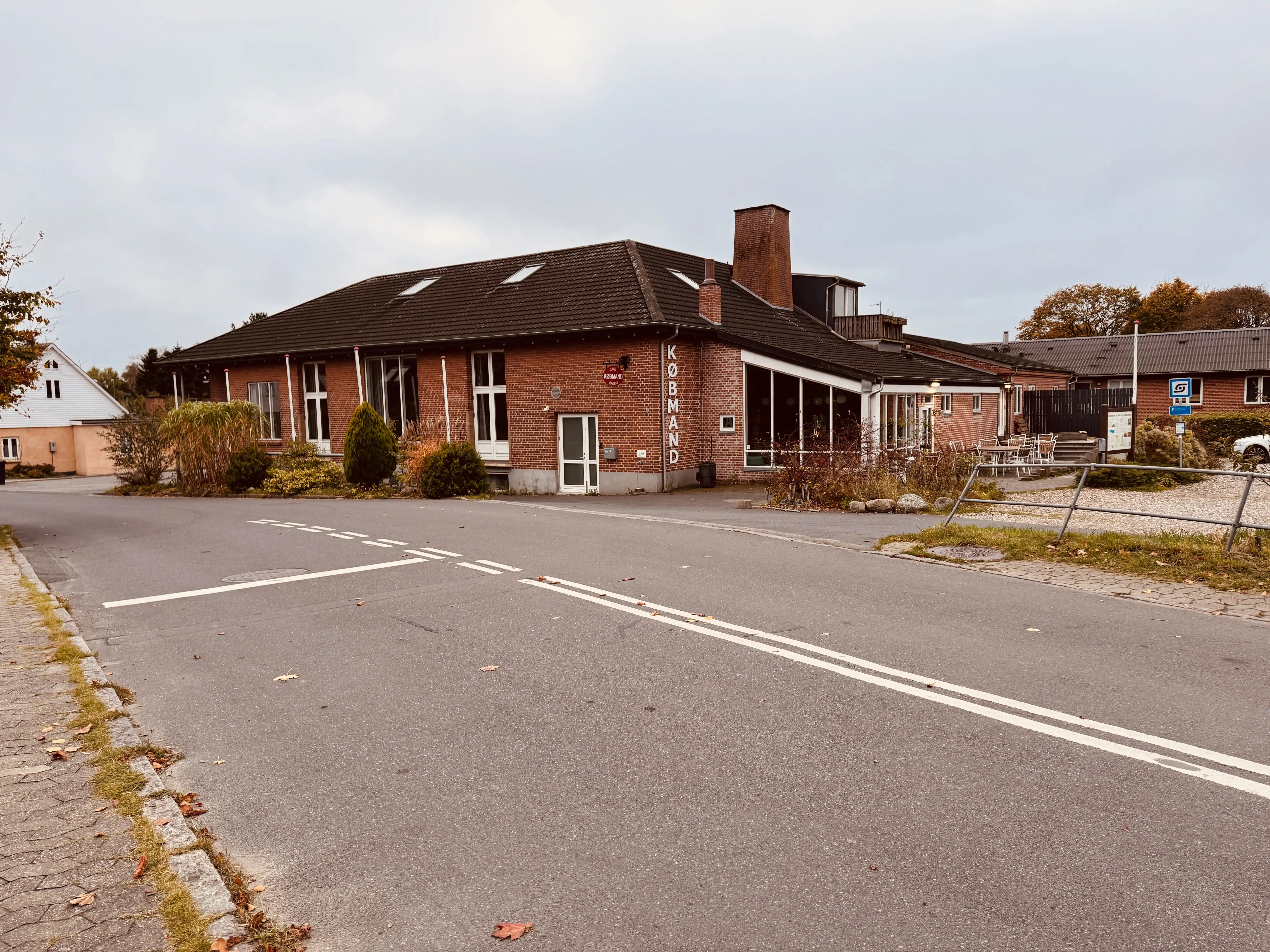 Billede af det tidligere Alken Andelsmejeri, som lå over for stationen. Billede af det tidligere Alken Andelsmejeri, som lå over for stationen.