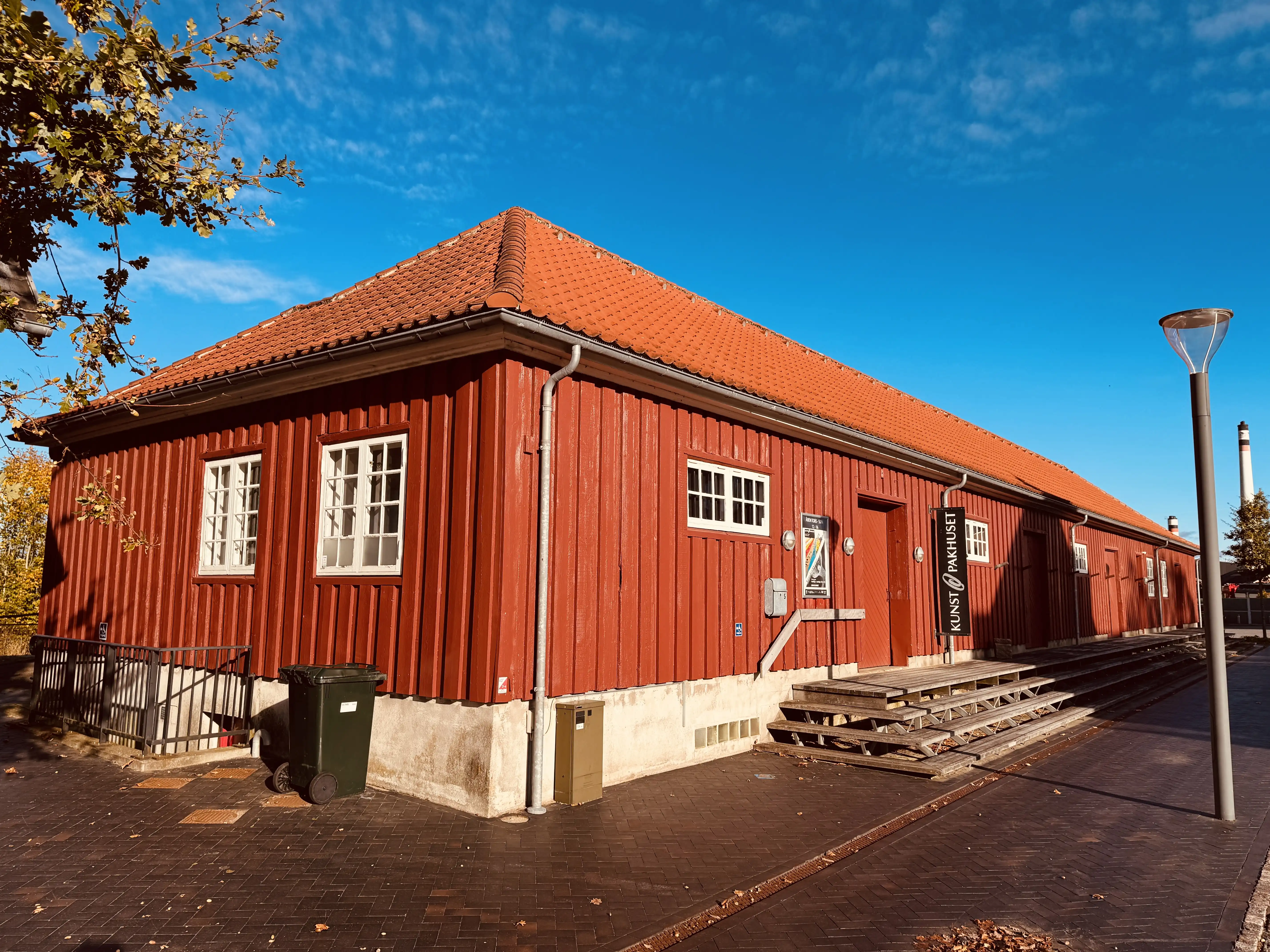 Billede af Ikast Stations varehus. Billede af Ikast Stations varehus.