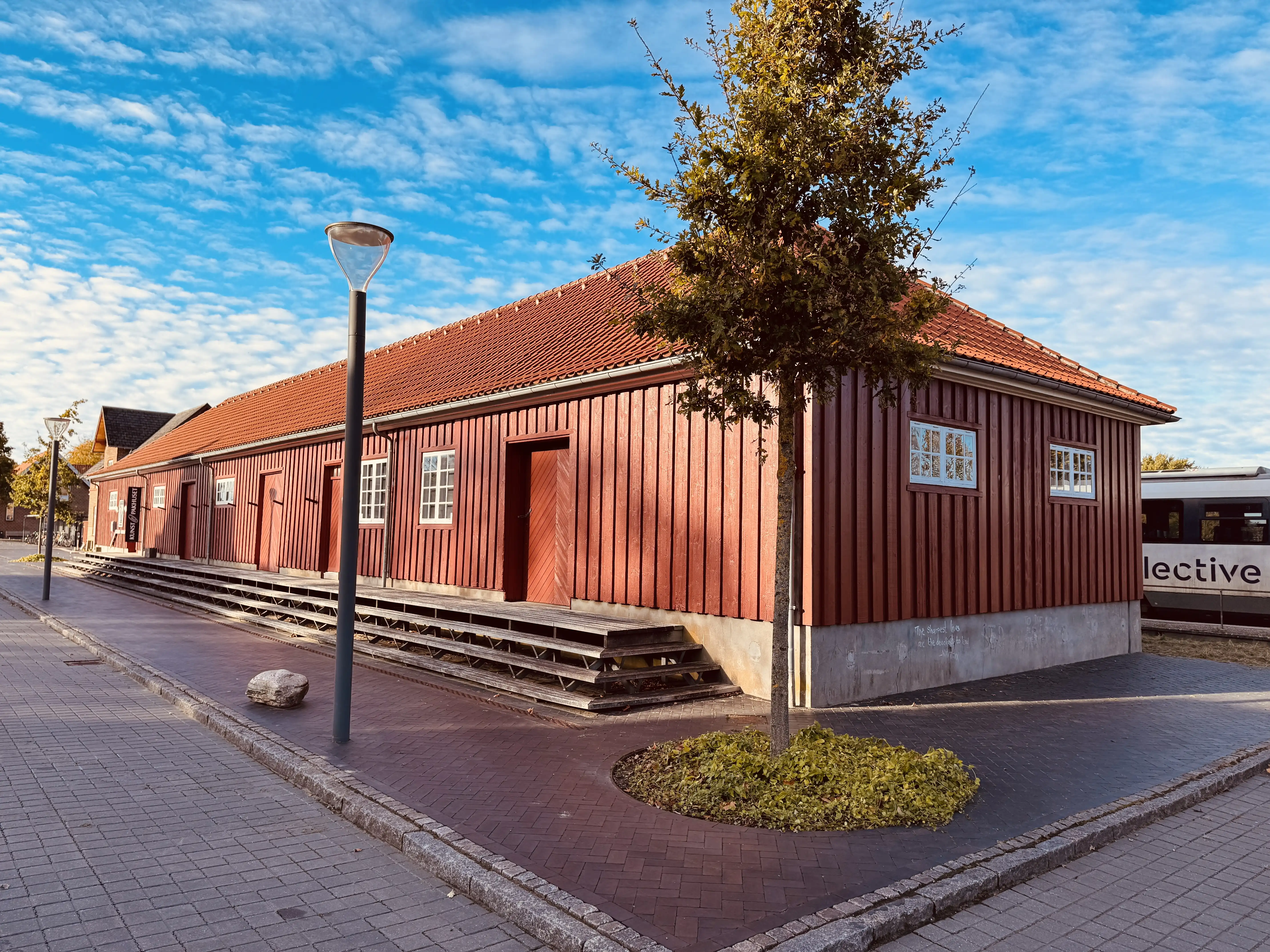 Billede af Ikast Stations varehus. Billede af Ikast Stations varehus.
