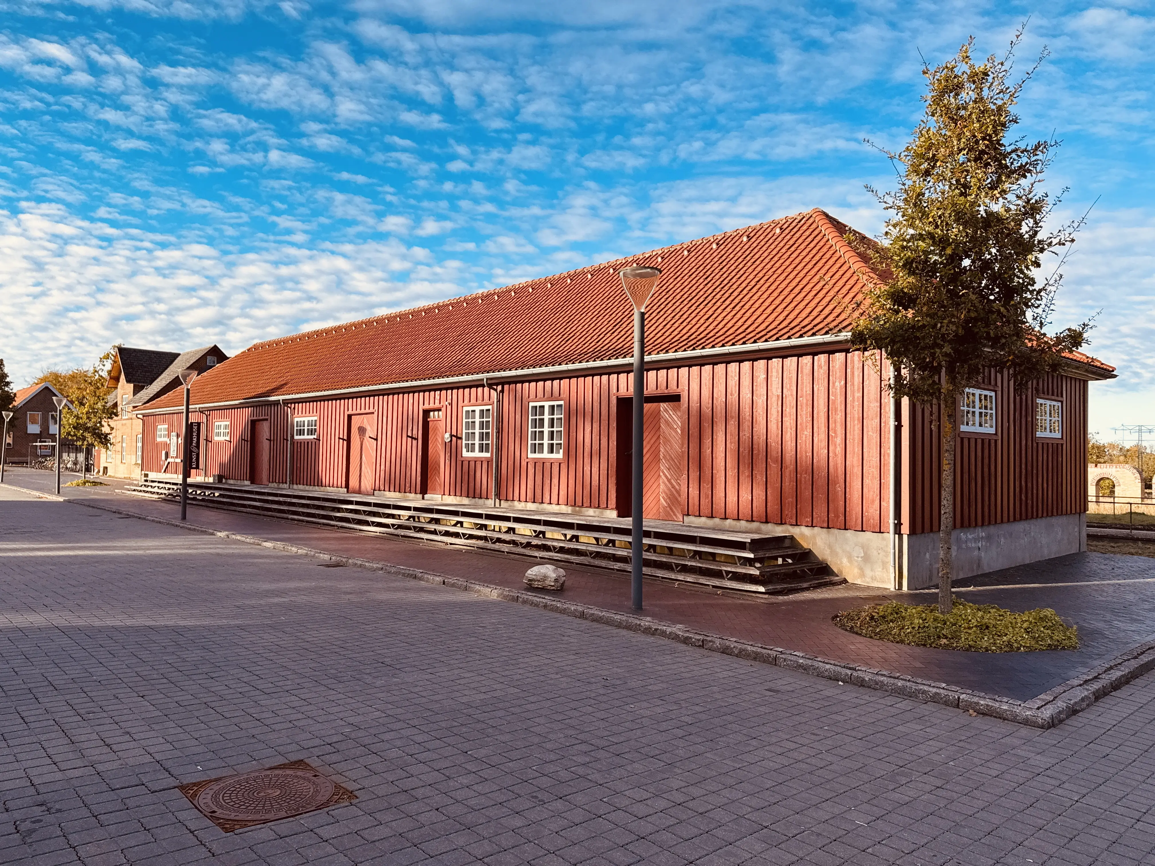 Billede af Ikast Stations varehus. Billede af Ikast Stations varehus.