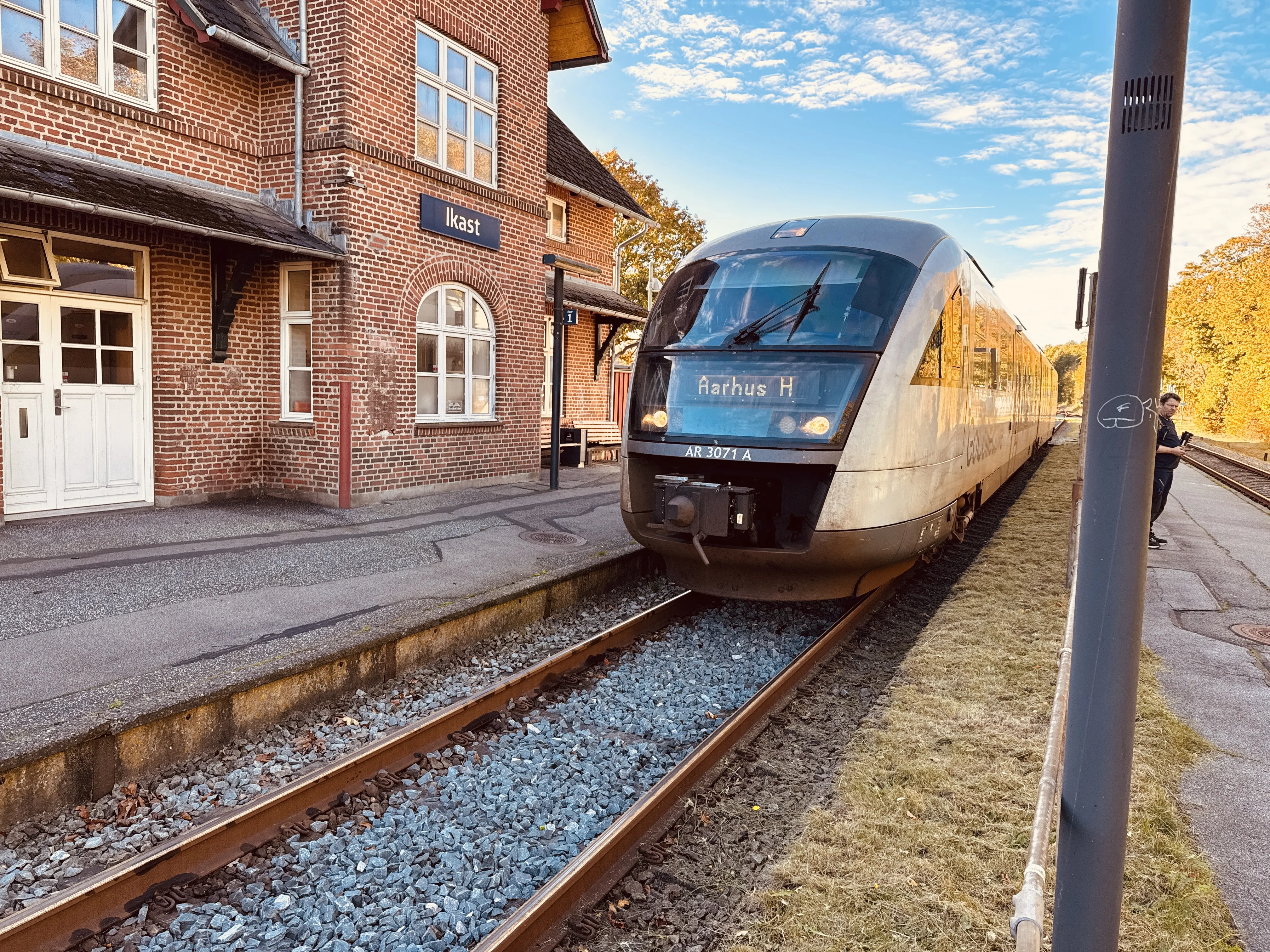 Billede af GoCollective AR 3071, tidligere DSB MQ 4121-4921 fotograferet ud for Ikast Station. Billede af GoCollective AR 3071, tidligere DSB MQ 4121-4921 fotograferet ud for Ikast Station.