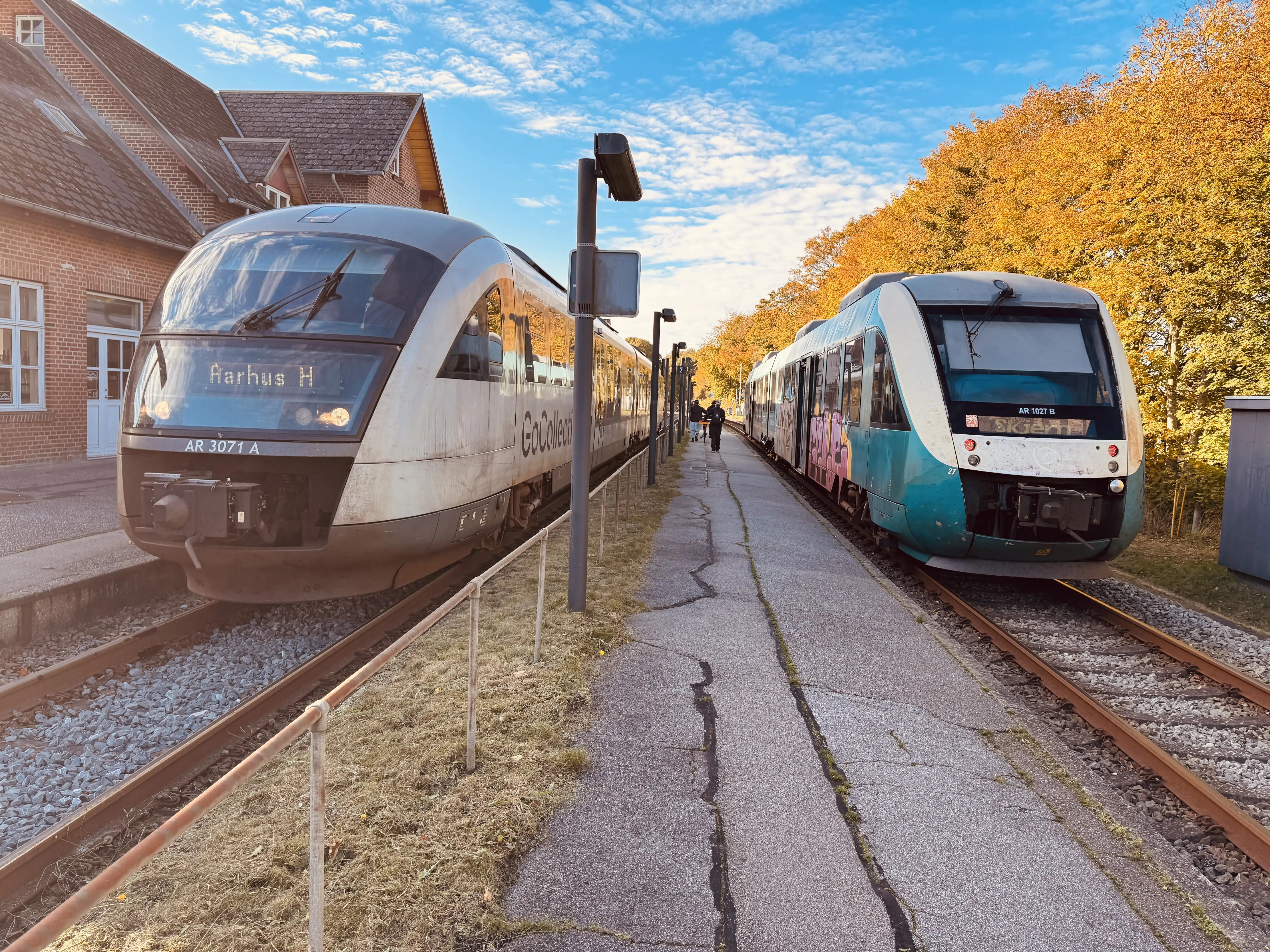 Billede af GoCollective AR 3071, tidligere DSB MQ 4121-4921 i krydsning med GoCollective AR 1027, fotograferet ud for Ikast Station.
