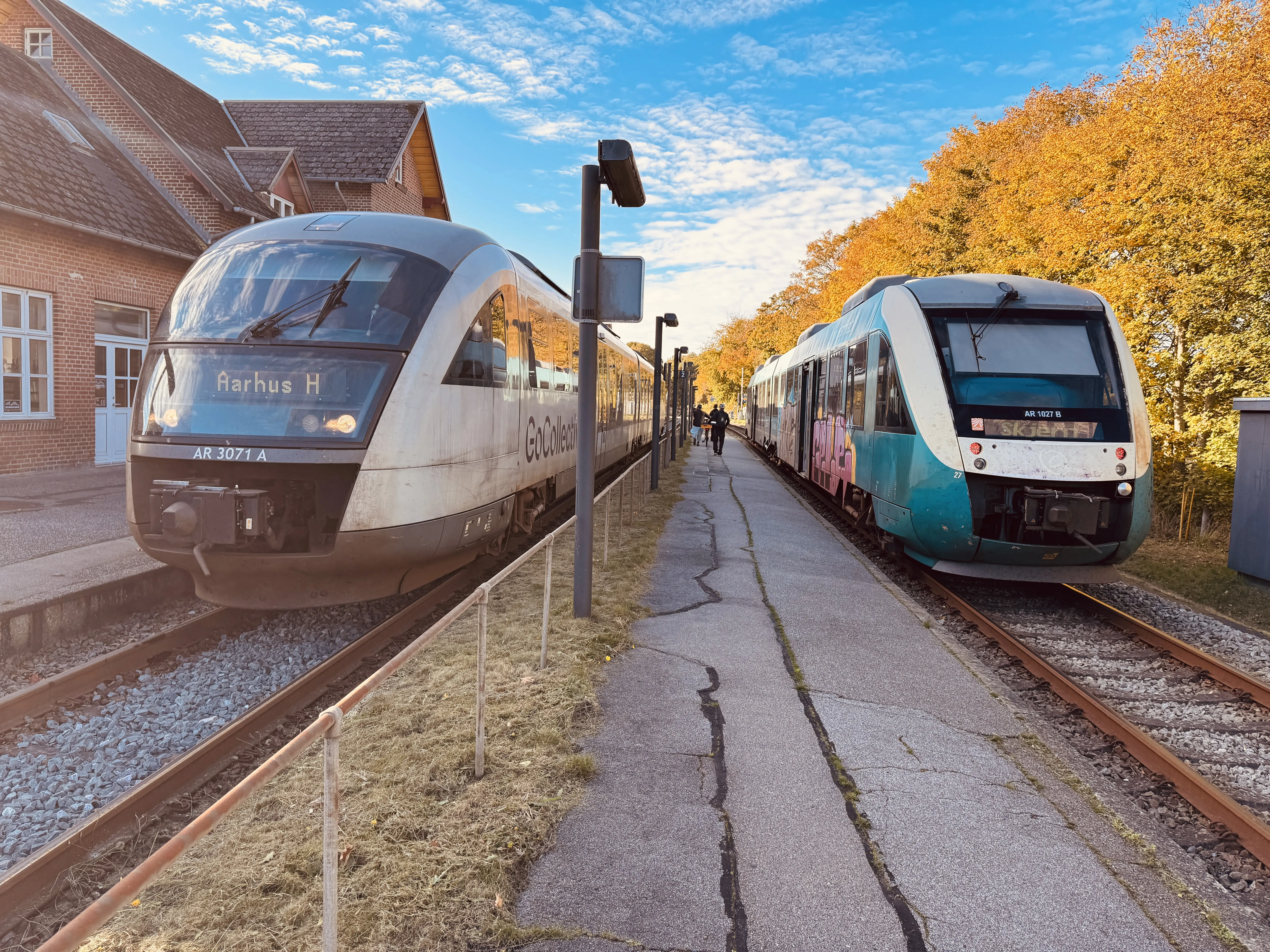 Billede af GoCollective AR 1027, tidligere ARRIVA AR 1027 i krydsning med GoCollective AR 3071, fotograferet ud for Ikast Station. Billede af GoCollective AR 1027, tidligere ARRIVA AR 1027 i krydsning med GoCollective AR 3071, fotograferet ud for Ikast Station.