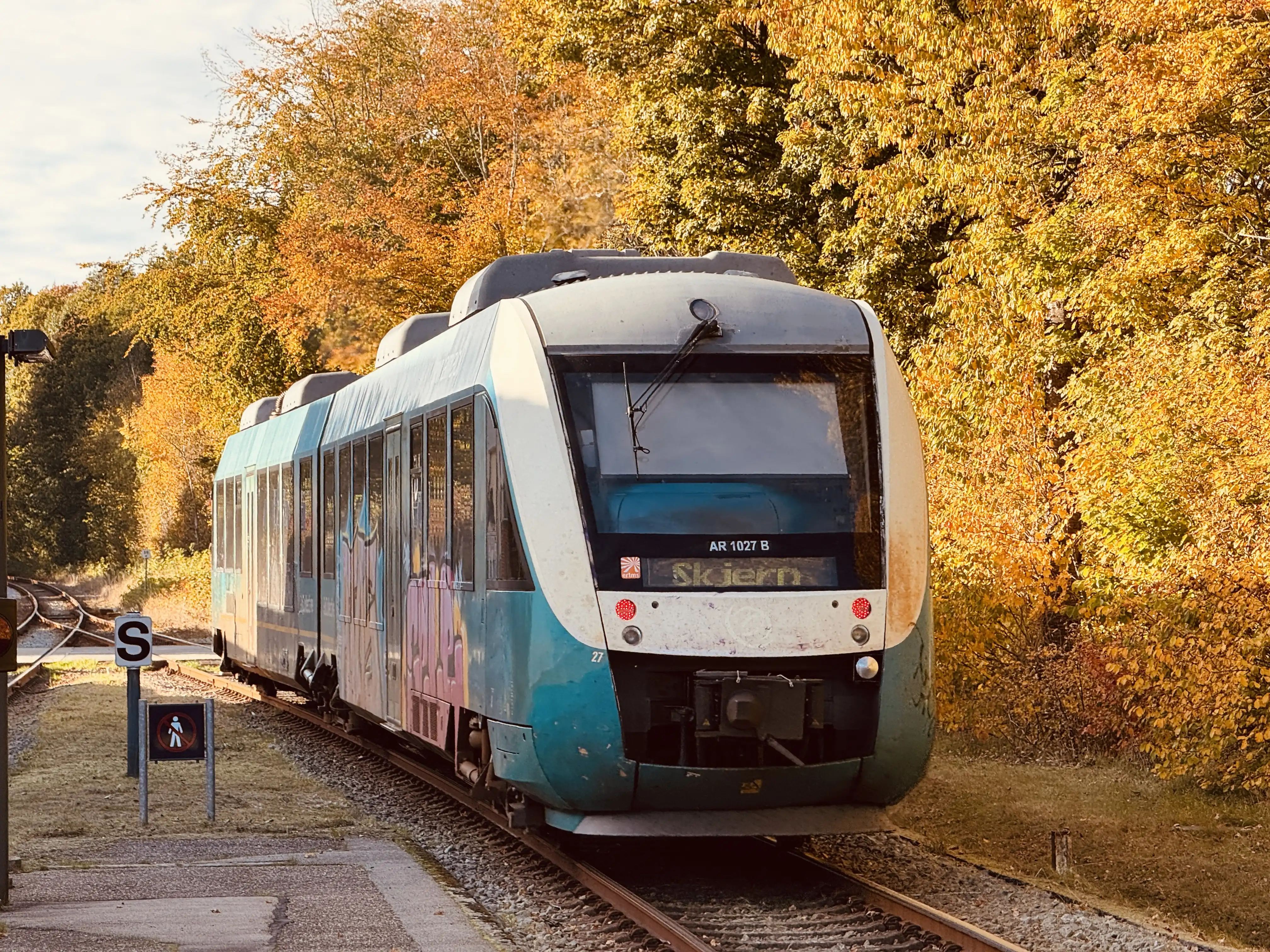 Billede af GoCollective AR 1027, tidligere ARRIVA AR 1027 fotograferet ud for Ikast Station.