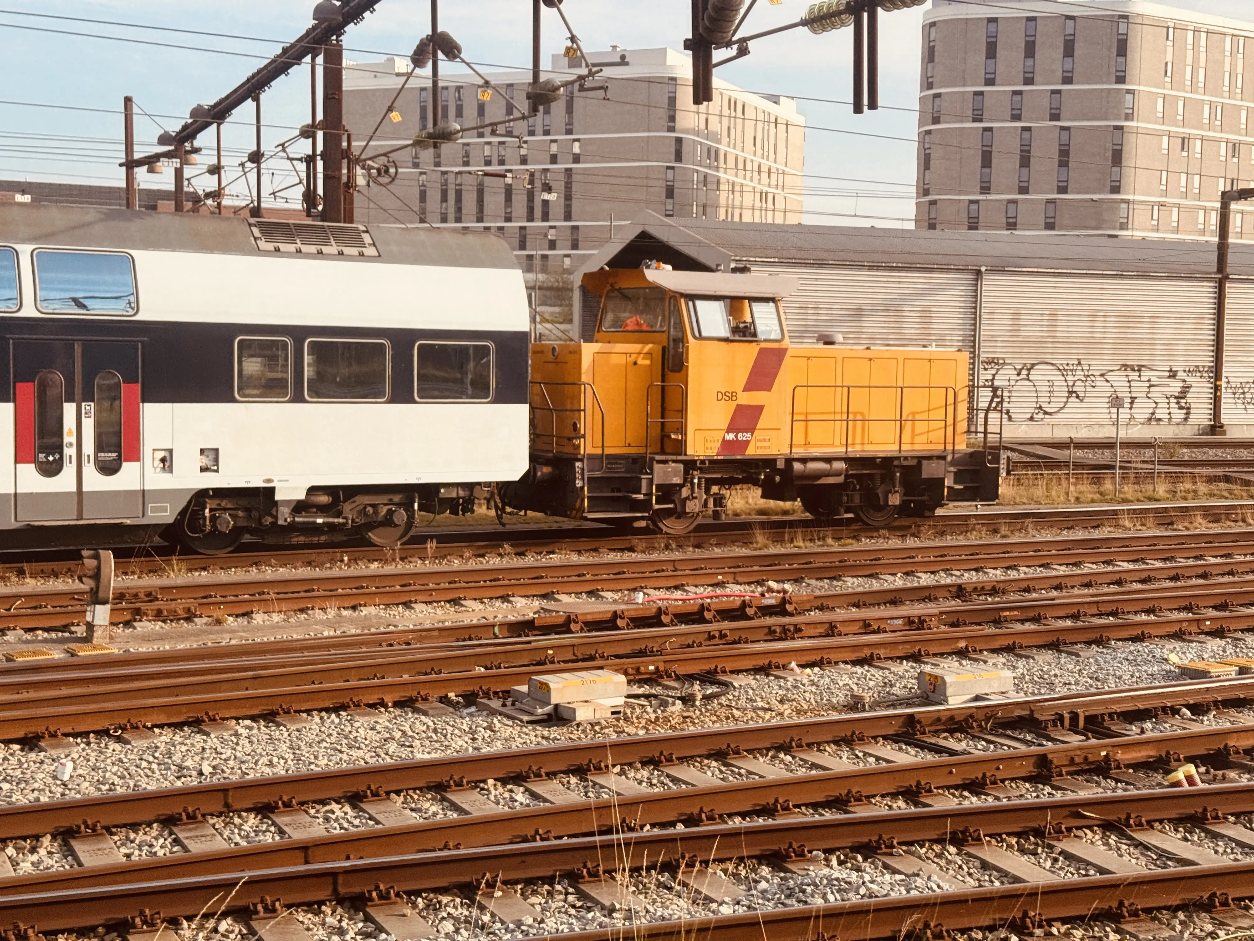 Billede af DSB MK 625 fotograferet ud for Belvedere, København.