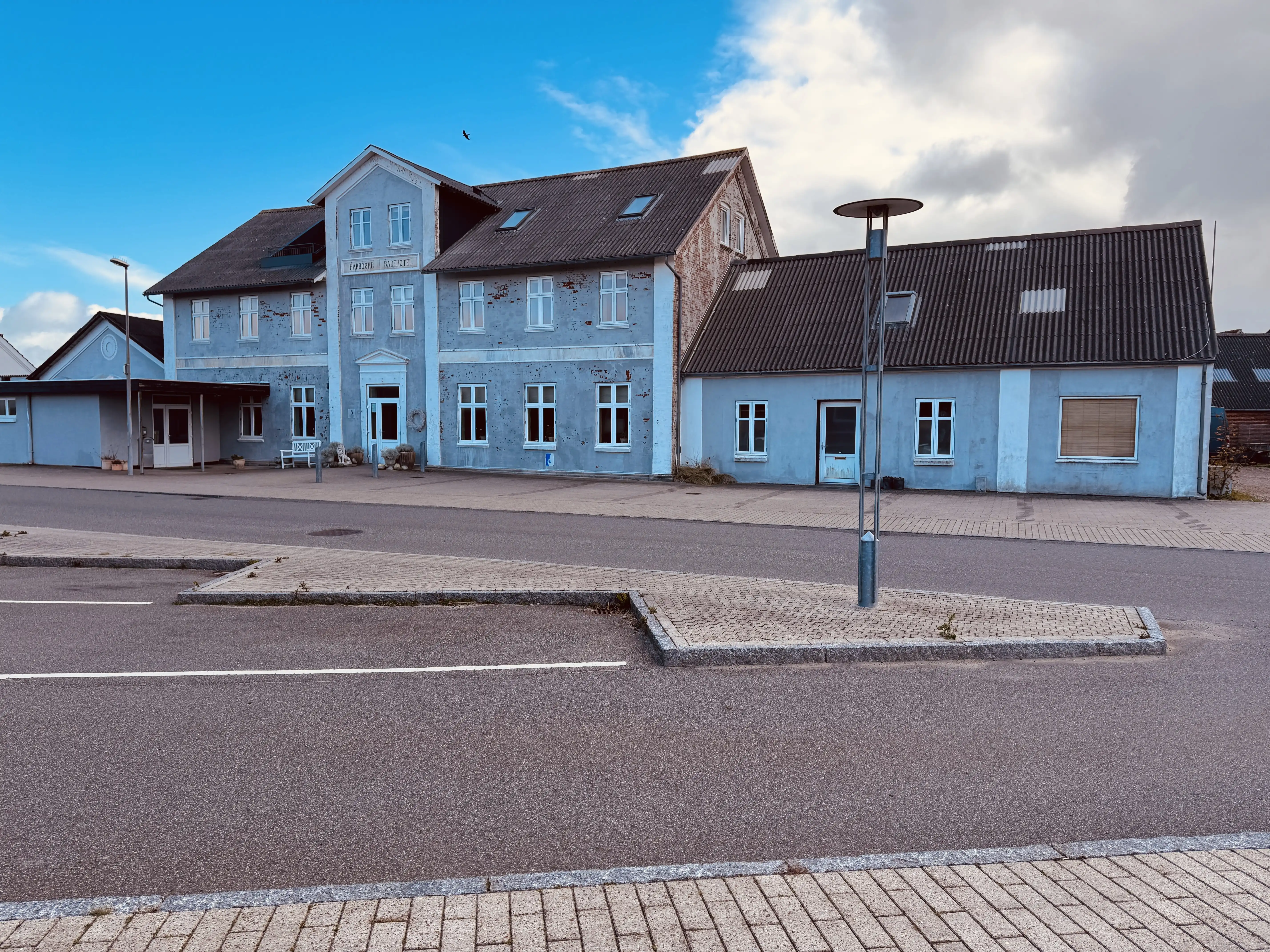 Billede af Harboøre Badehotel, som ligger over for Harboøre Station. Billede af Harboøre Badehotel, som ligger over for Harboøre Station.