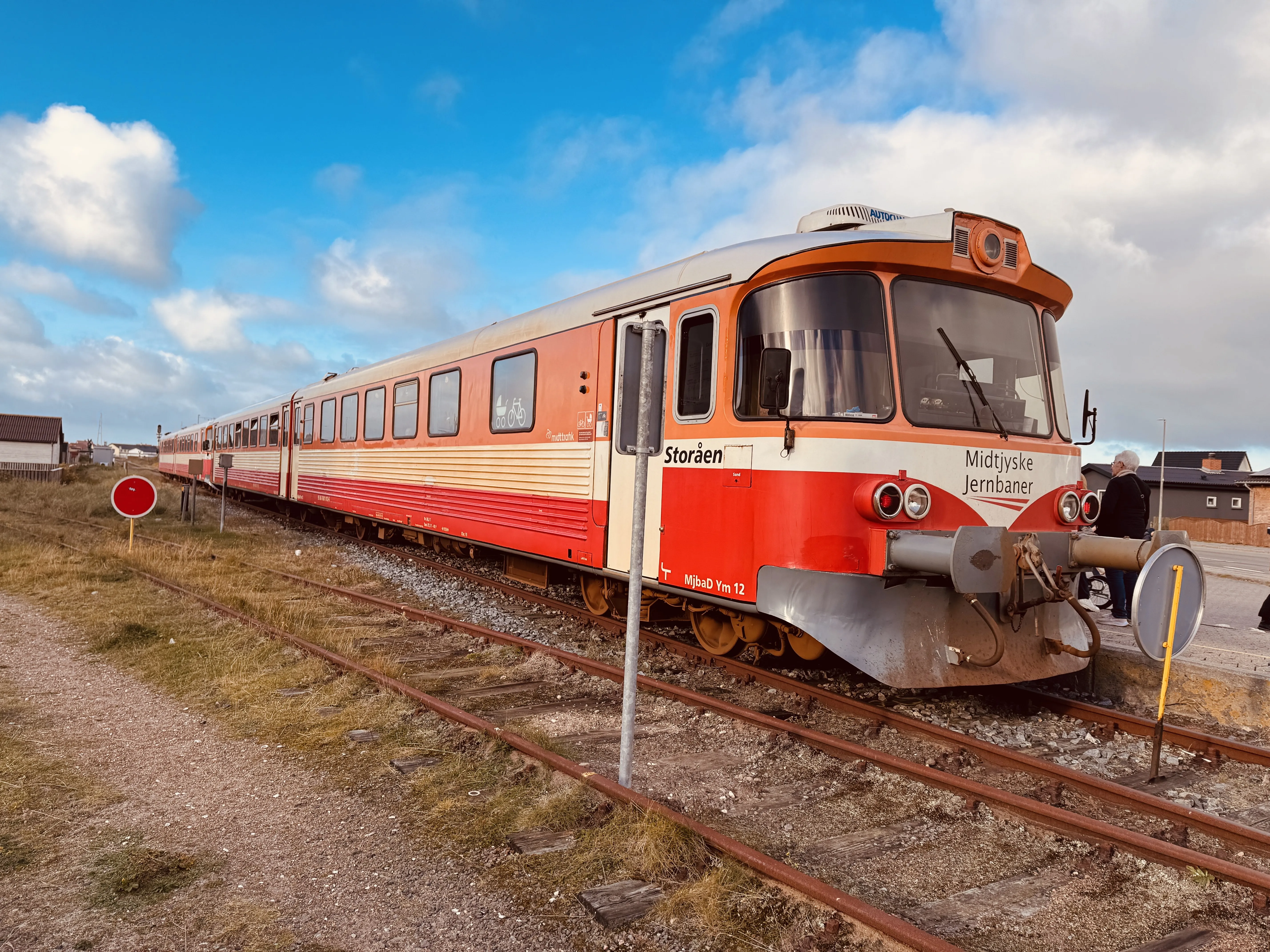 Billede af MjbaD YM 12, tidligere VLTJ YM 12 fotograferet ud for Thyborøn Havn Trinbræt.