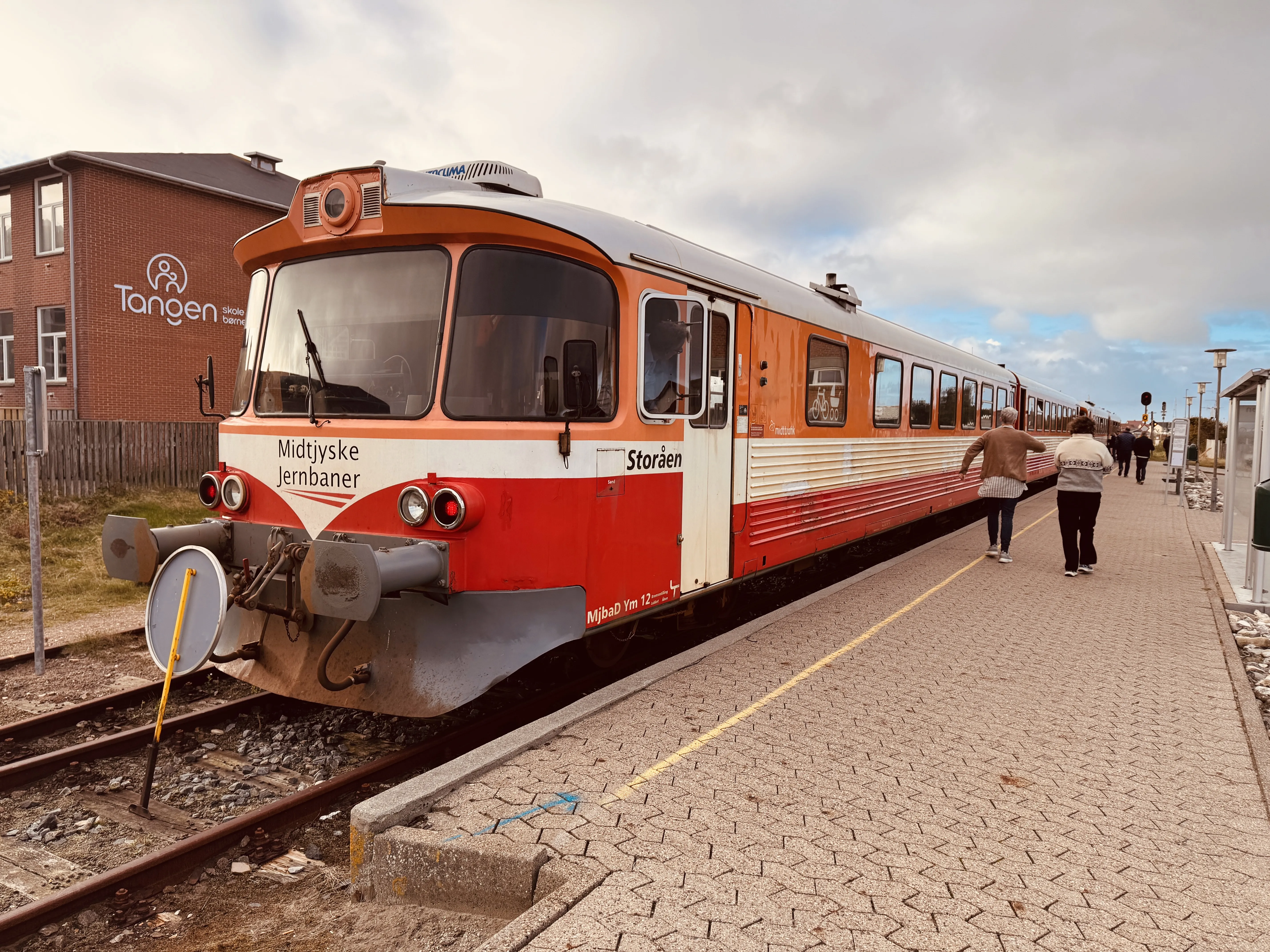 Billede af MjbaD YM 12, tidligere VLTJ YM 12 fotograferet ud for Thyborøn Havn Trinbræt.