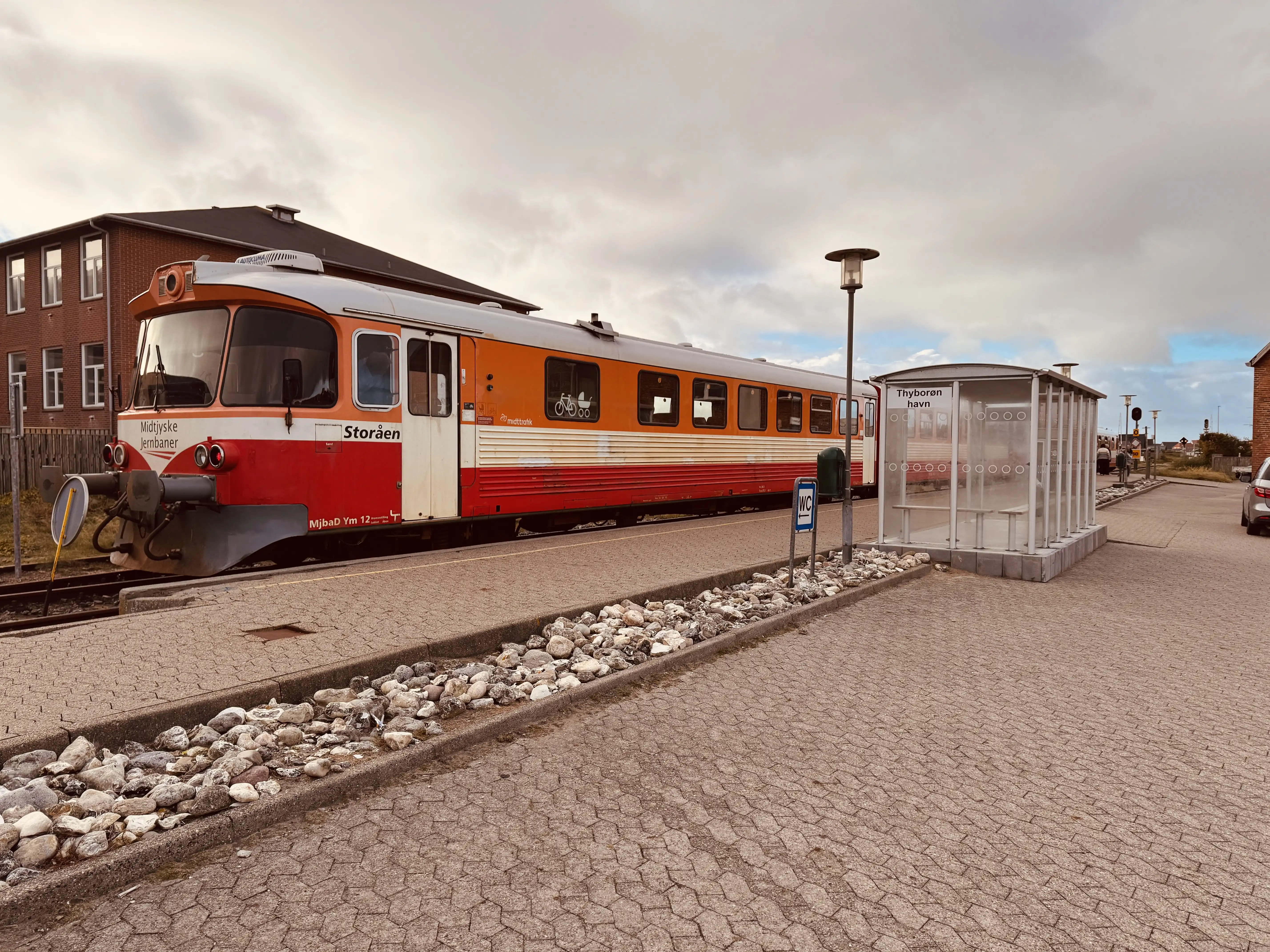 Billede af MjbaD YM 12, tidligere VLTJ YM 12 fotograferet ud for Thyborøn Havn Trinbræt. Billede af MjbaD YM 12, tidligere VLTJ YM 12 fotograferet ud for Thyborøn Havn Trinbræt.