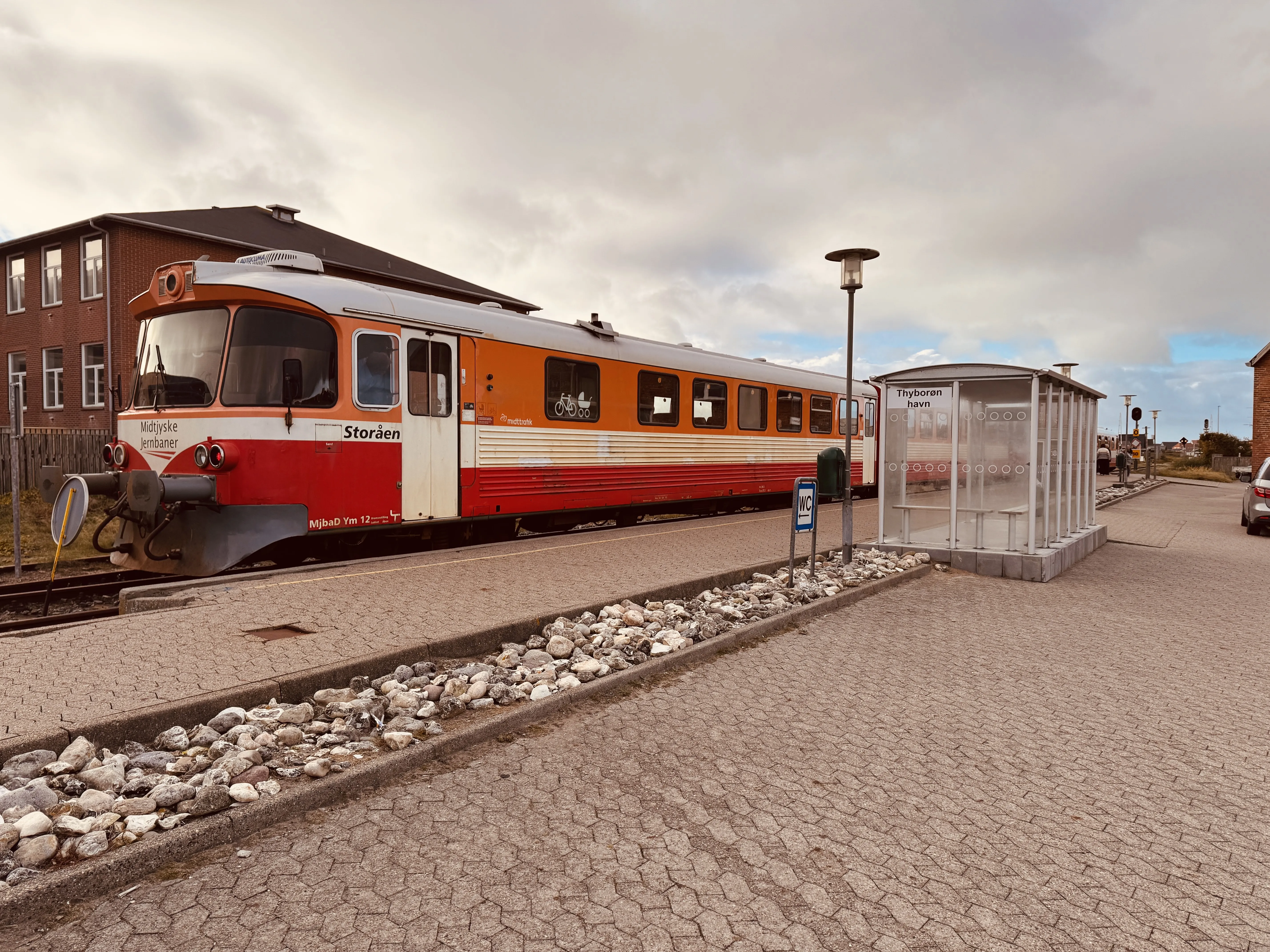 Billede af MjbaD YM 12, tidligere VLTJ YM 12 fotograferet ud for Thyborøn Havn Trinbræt.