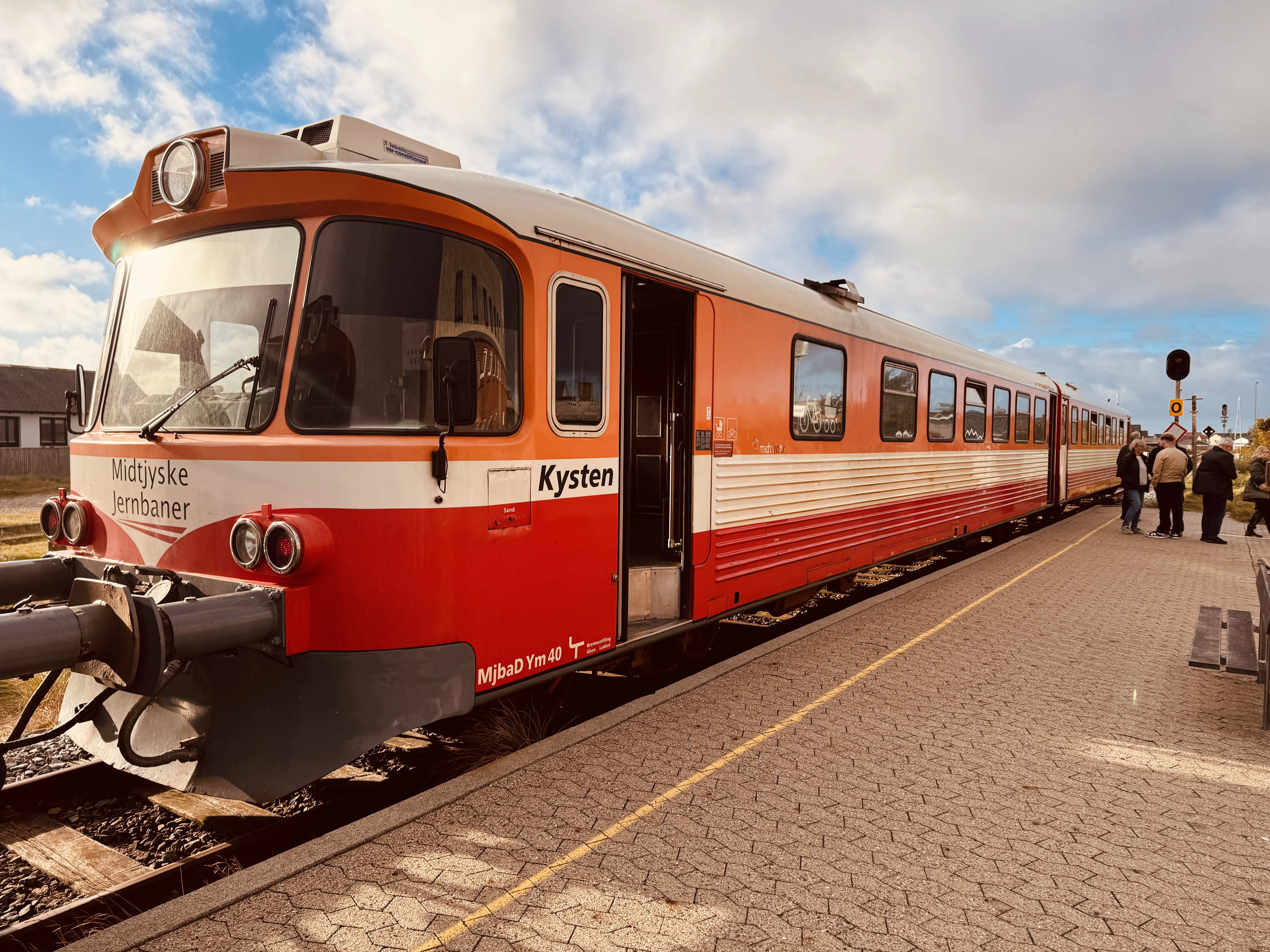 Billede af MjbaD YM 40, tidligere OHJ-HTJ YM 56 fotograferet ud for Thyborøn Havn Trinbræt.