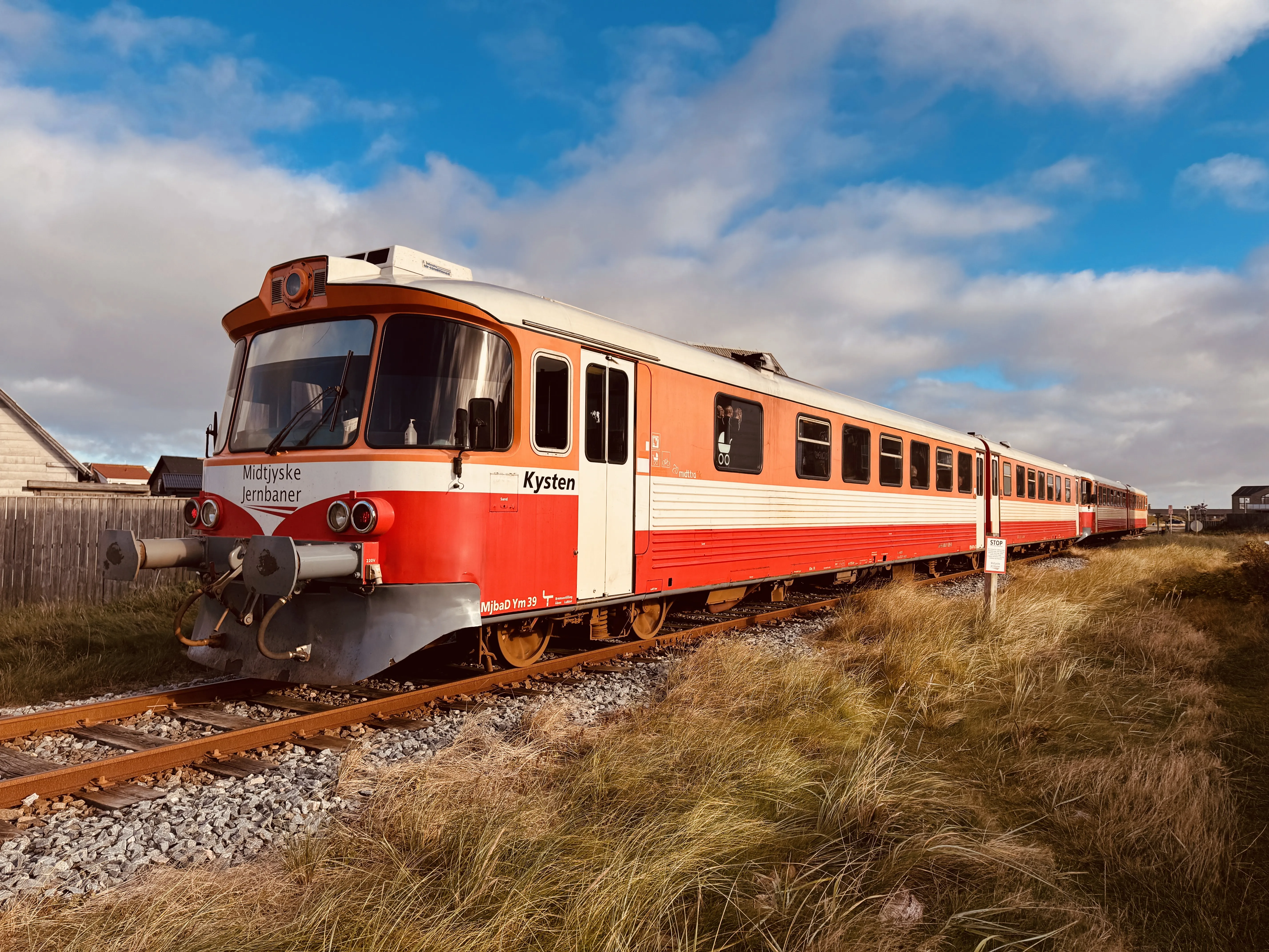 Billede af MjbaD YM 39, tidligere OHJ-HTJ YM 57 fotograferet ud for Thyborøn Havn Trinbræt.