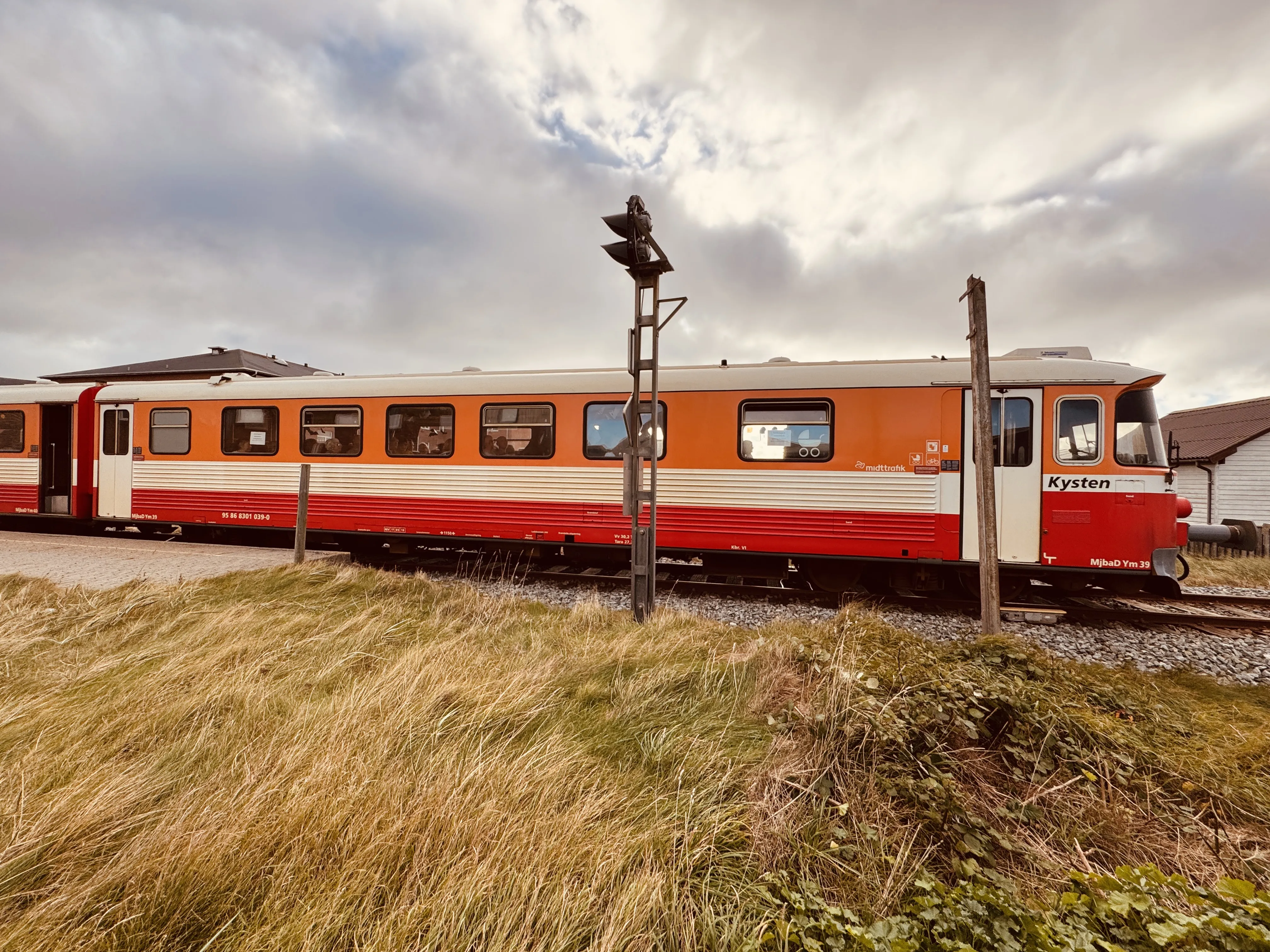 Billede af MjbaD YM 39, tidligere OHJ-HTJ YM 57 fotograferet ud for Thyborøn Havn Trinbræt.