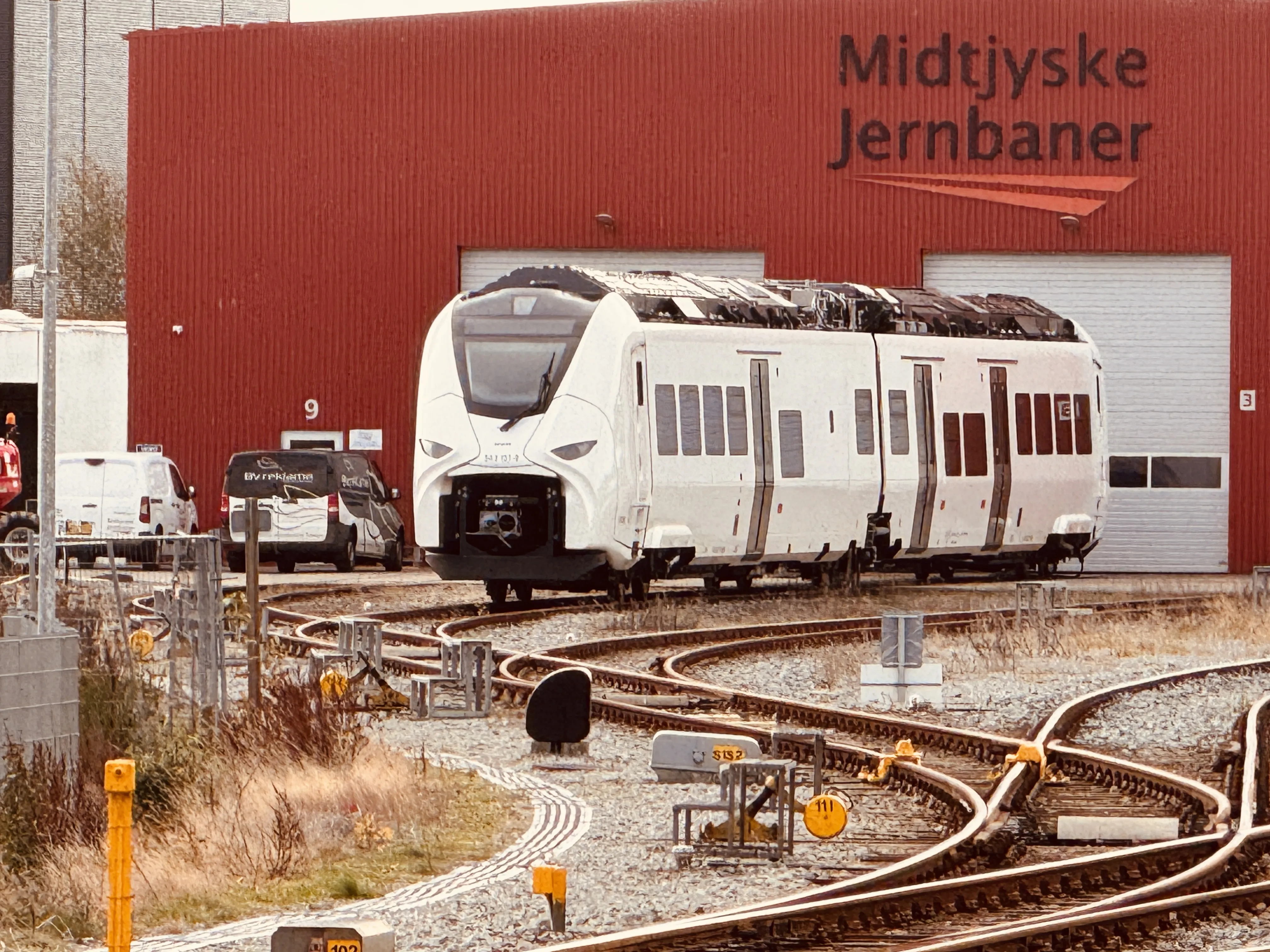 Billede af MjbaD 563 001 + MjbaD 563 101 fotograferet ud for Lemvig Station. Billede af MjbaD 563 001 + MjbaD 563 101 fotograferet ud for Lemvig Station.