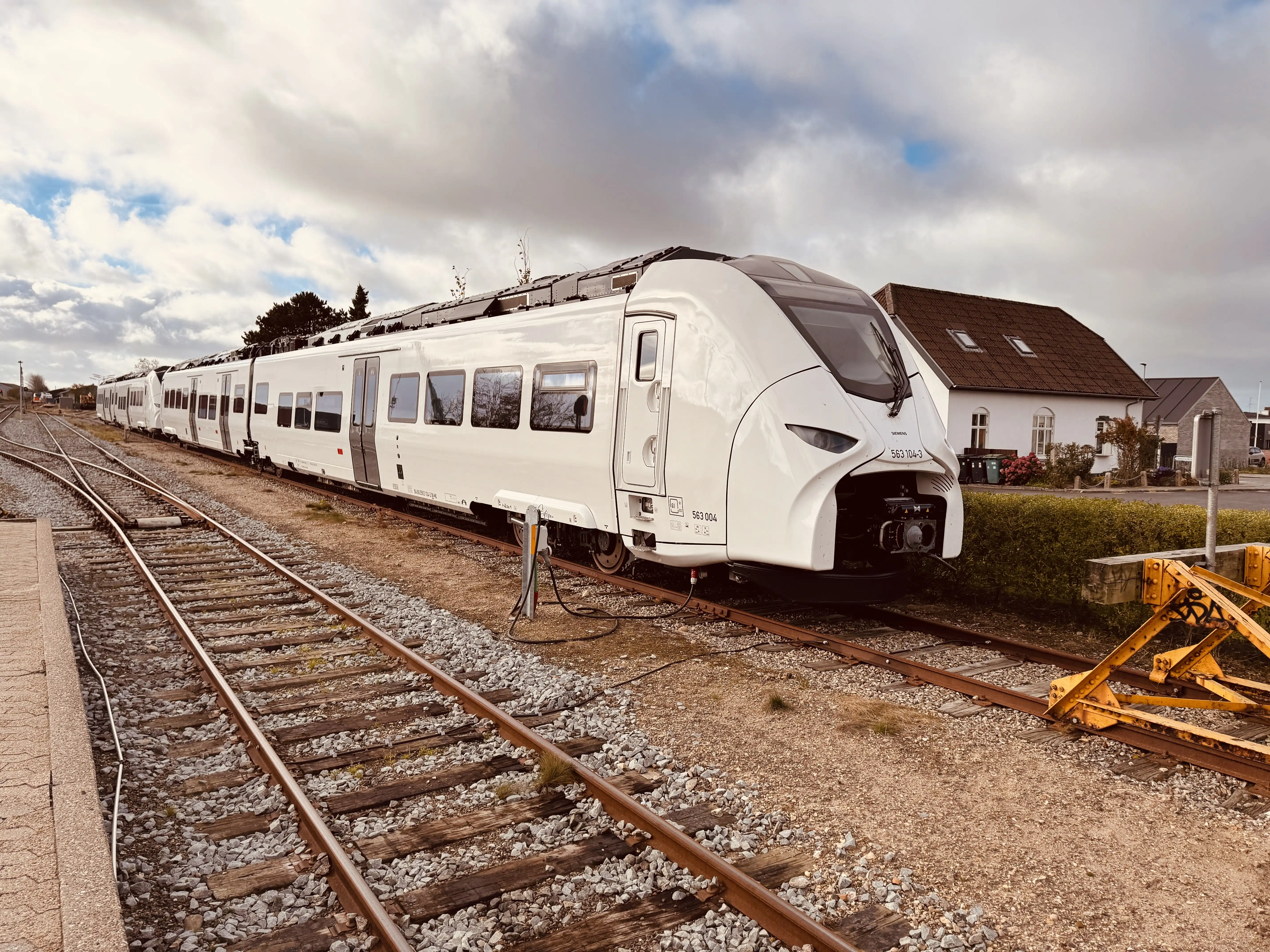 Billede af MjbaD 563 004 + MjbaD 563 104 fotograferet ud for Lemvig Station. Billede af MjbaD 563 004 + MjbaD 563 104 fotograferet ud for Lemvig Station.