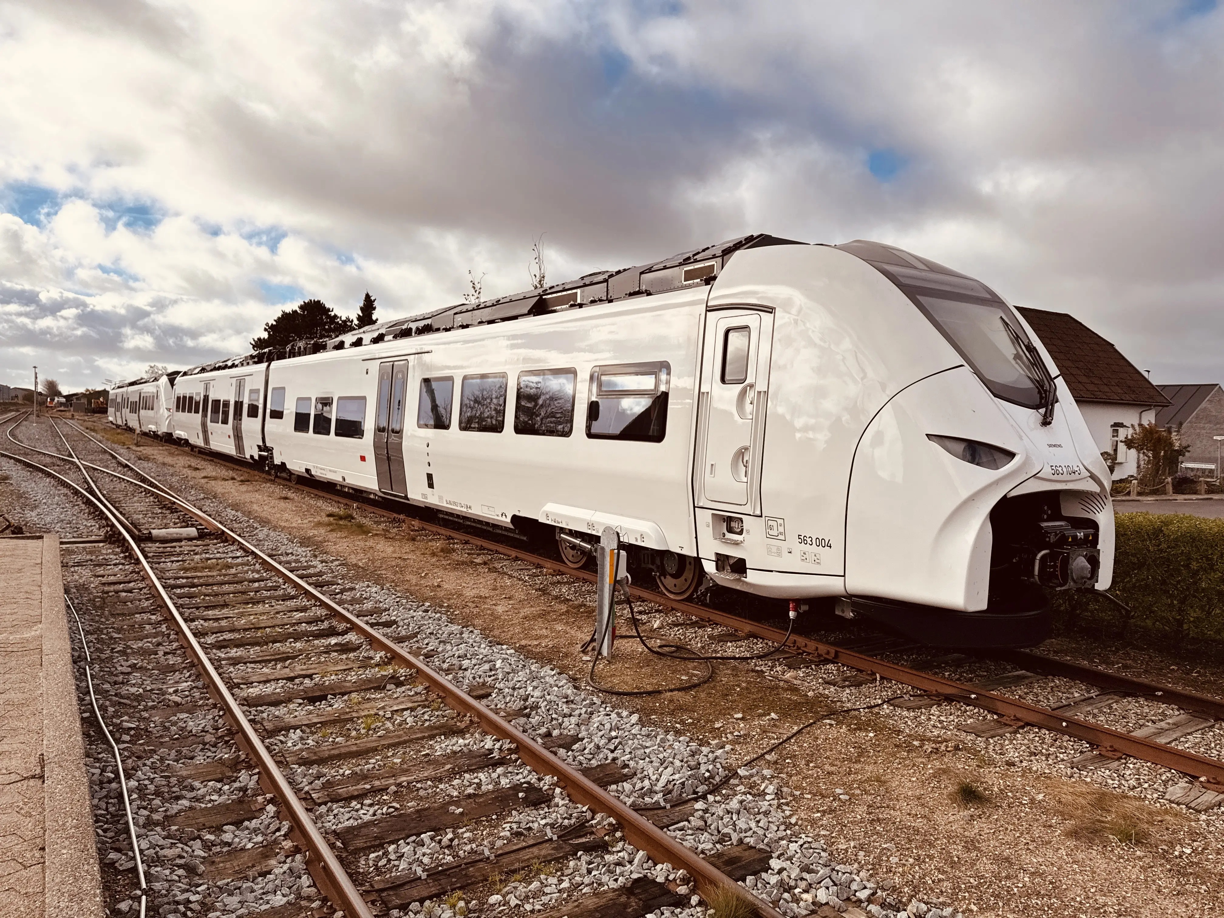 Billede af MjbaD 563 004 + MjbaD 563 104 fotograferet ud for Lemvig Station. Billede af MjbaD 563 004 + MjbaD 563 104 fotograferet ud for Lemvig Station.