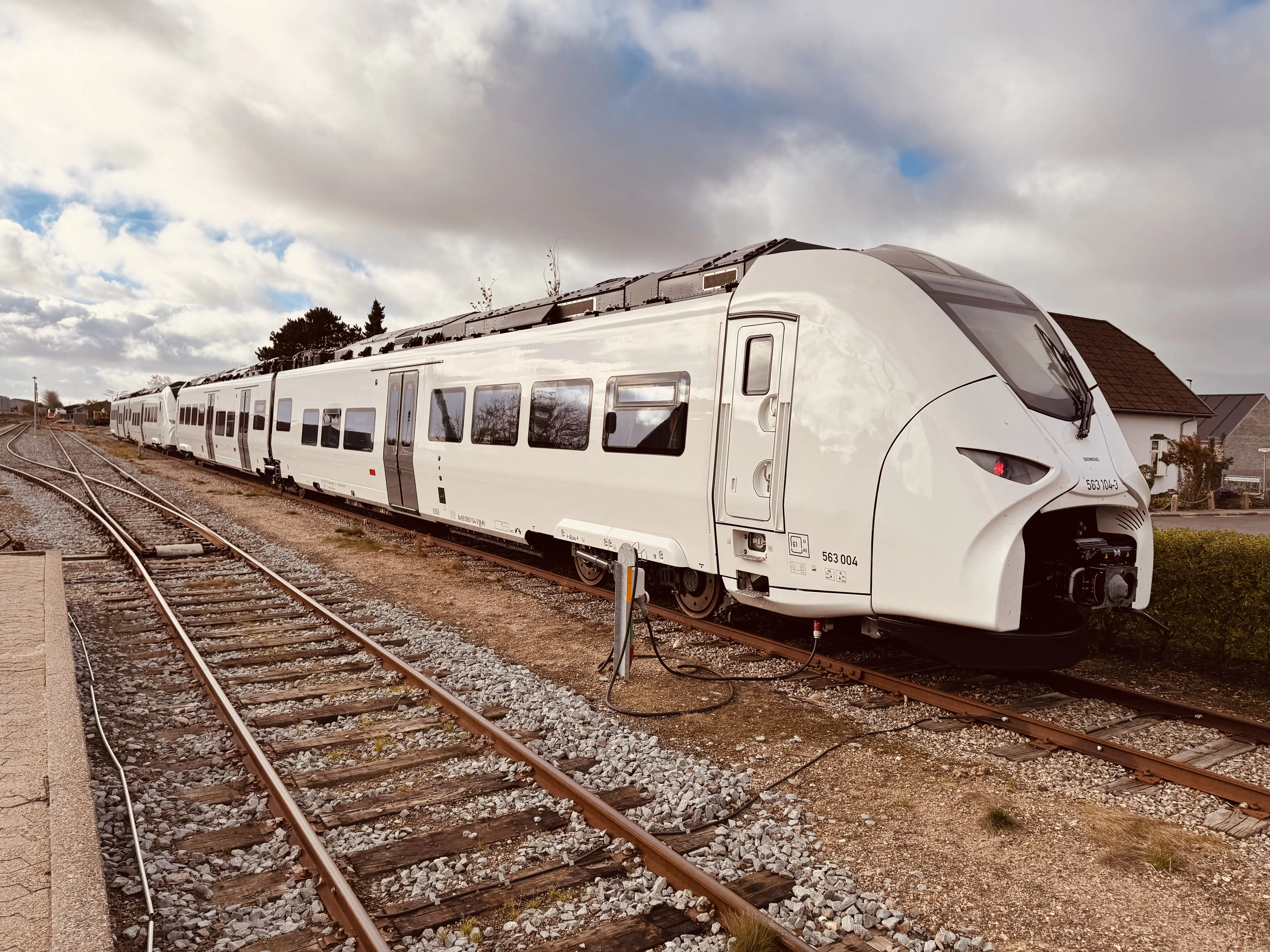 Billede af Siemens Mireo Plus B: MjbaD 563 004 + MjbaD 563 104 fotograferet ud for Lemvig Station. Billede af Siemens Mireo Plus B: MjbaD 563 004 + MjbaD 563 104 fotograferet ud for Lemvig Station.