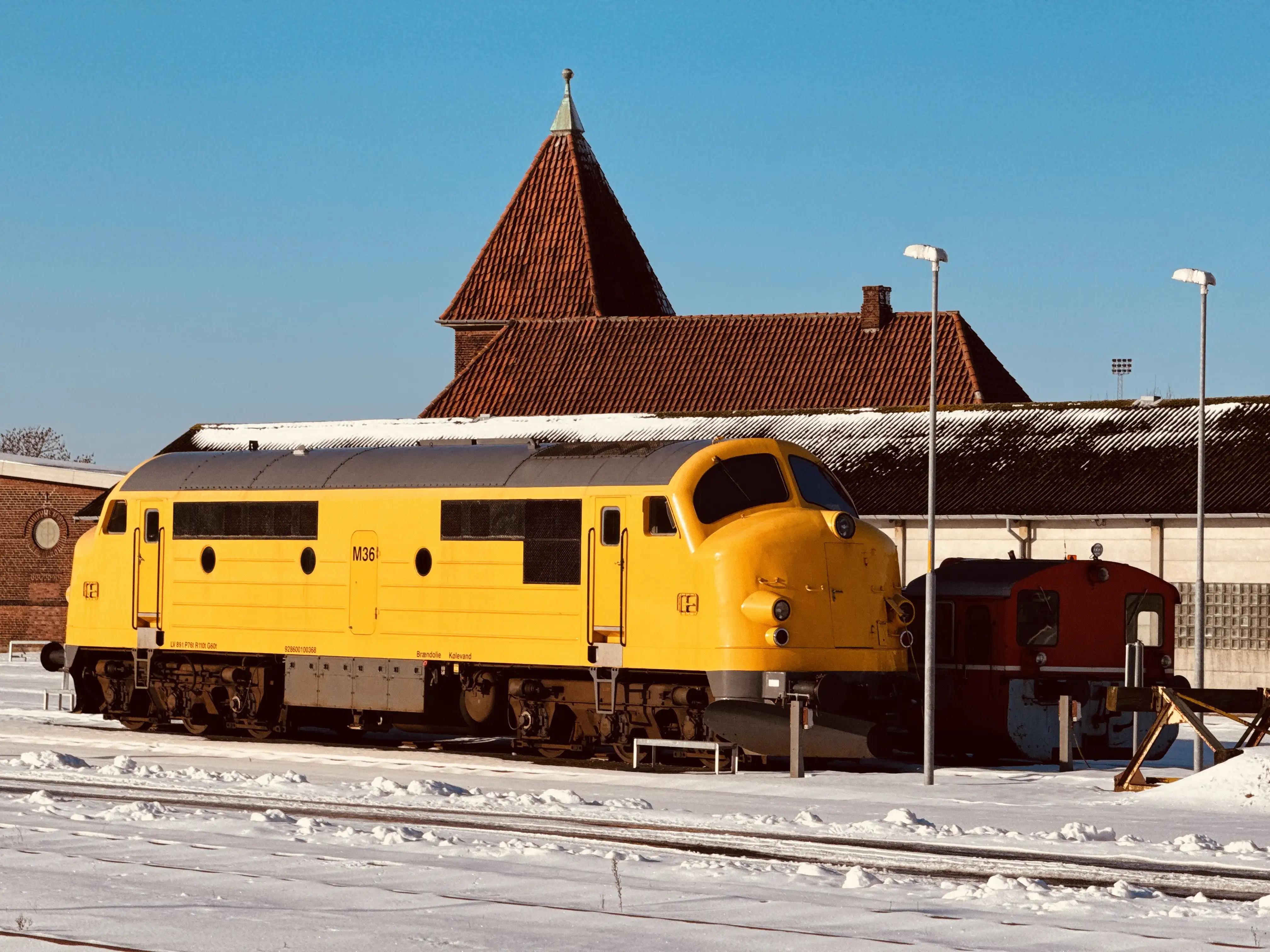 Billede af LT M 36, tidligere DSB MX 1043 fotograferet ud for Nakskov Station.