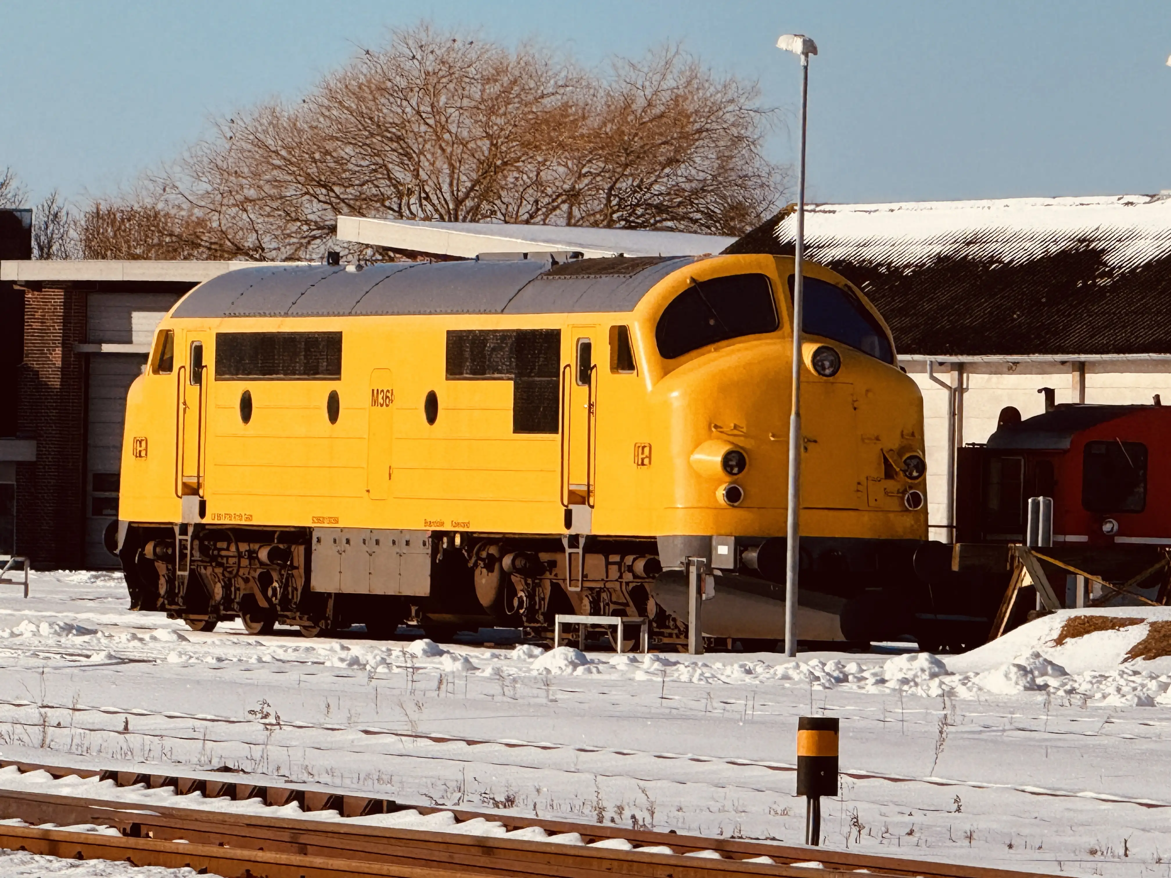 Billede af LT M 36, tidligere DSB MX 1043 fotograferet ud for Nakskov Station.