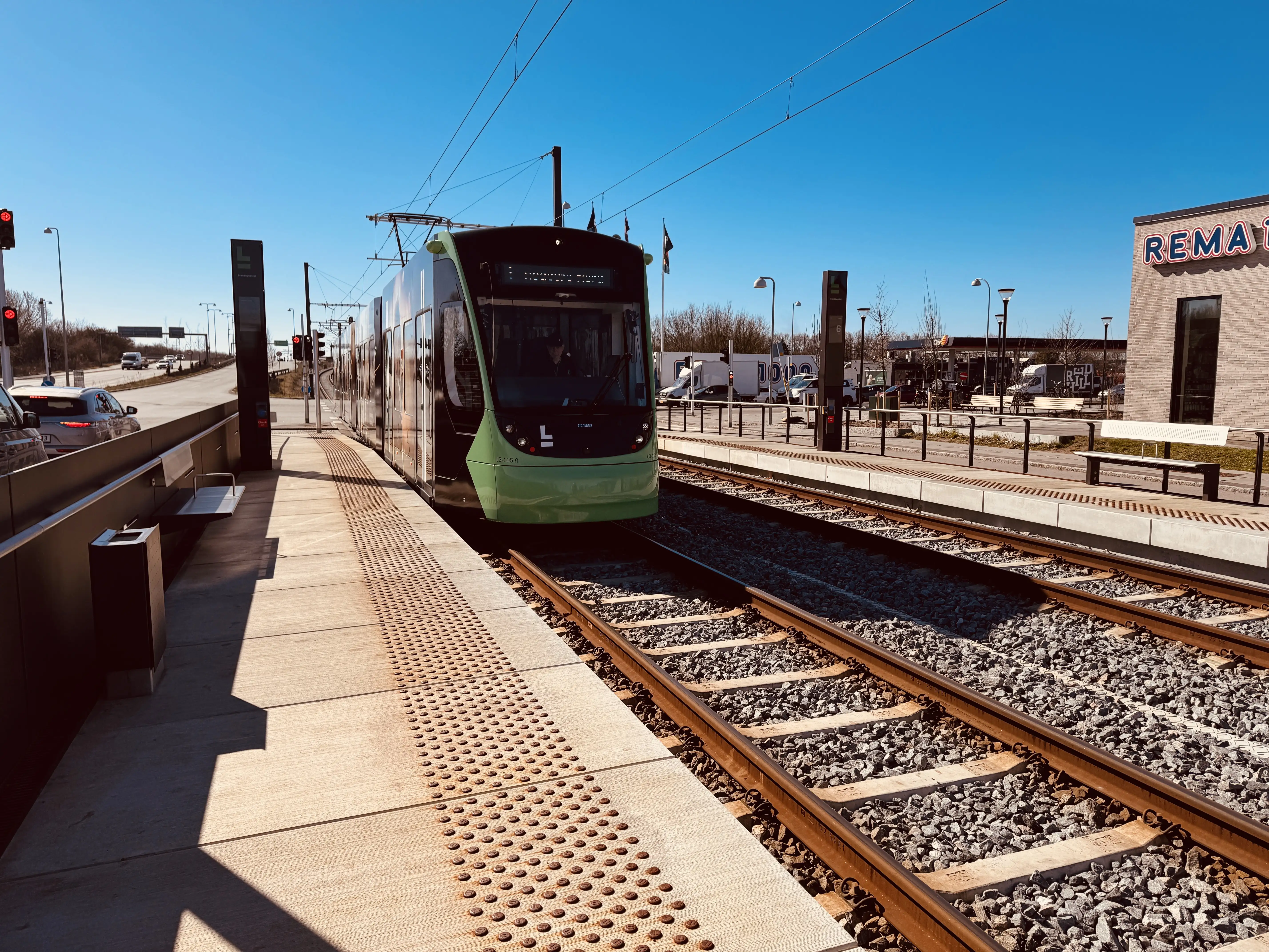 Billede af L3 105 fotograferet ud for Brøndbyvester Letbanestation.