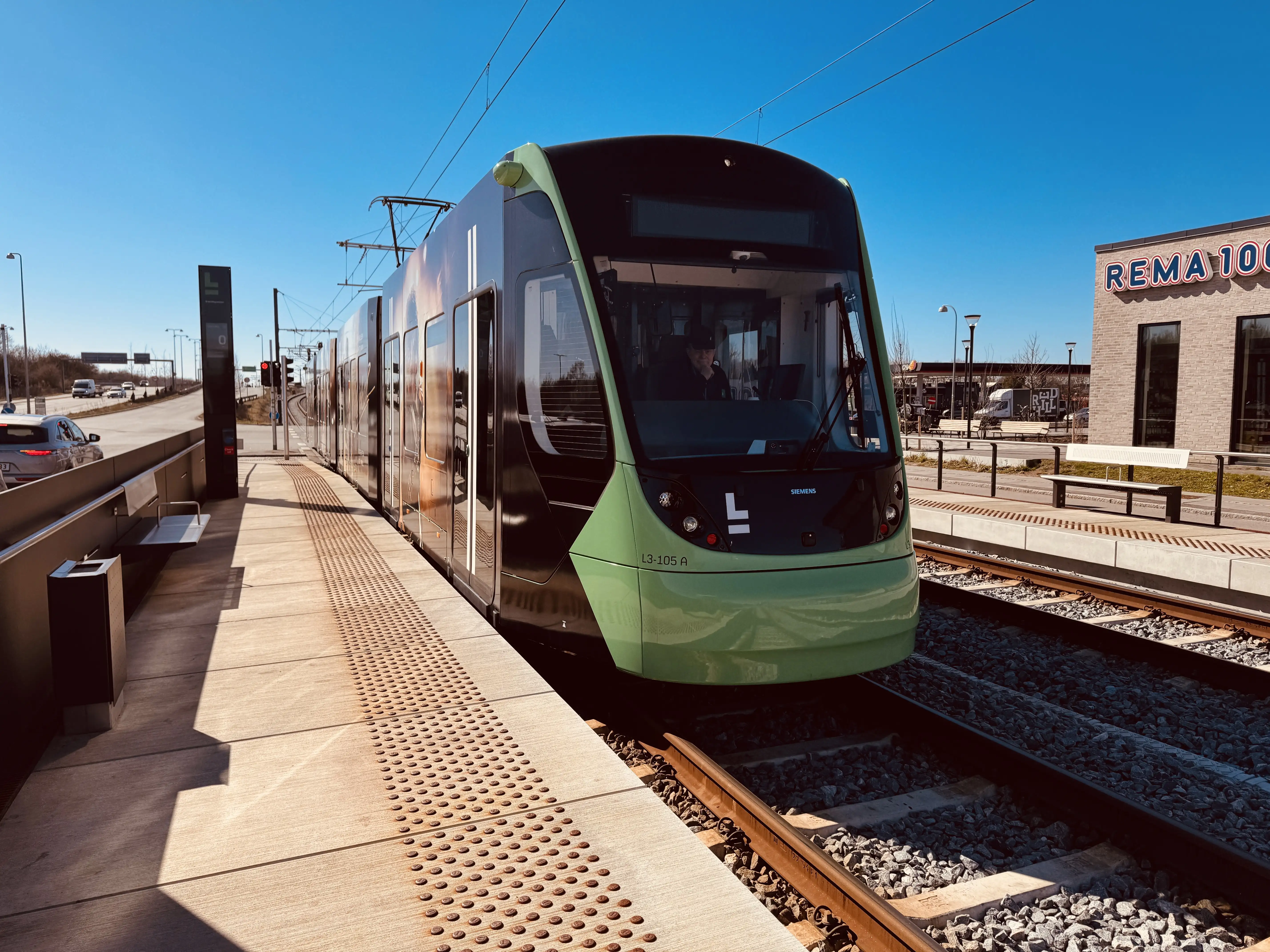 Billede af L3 105 fotograferet ud for Brøndbyvester Letbanestation.