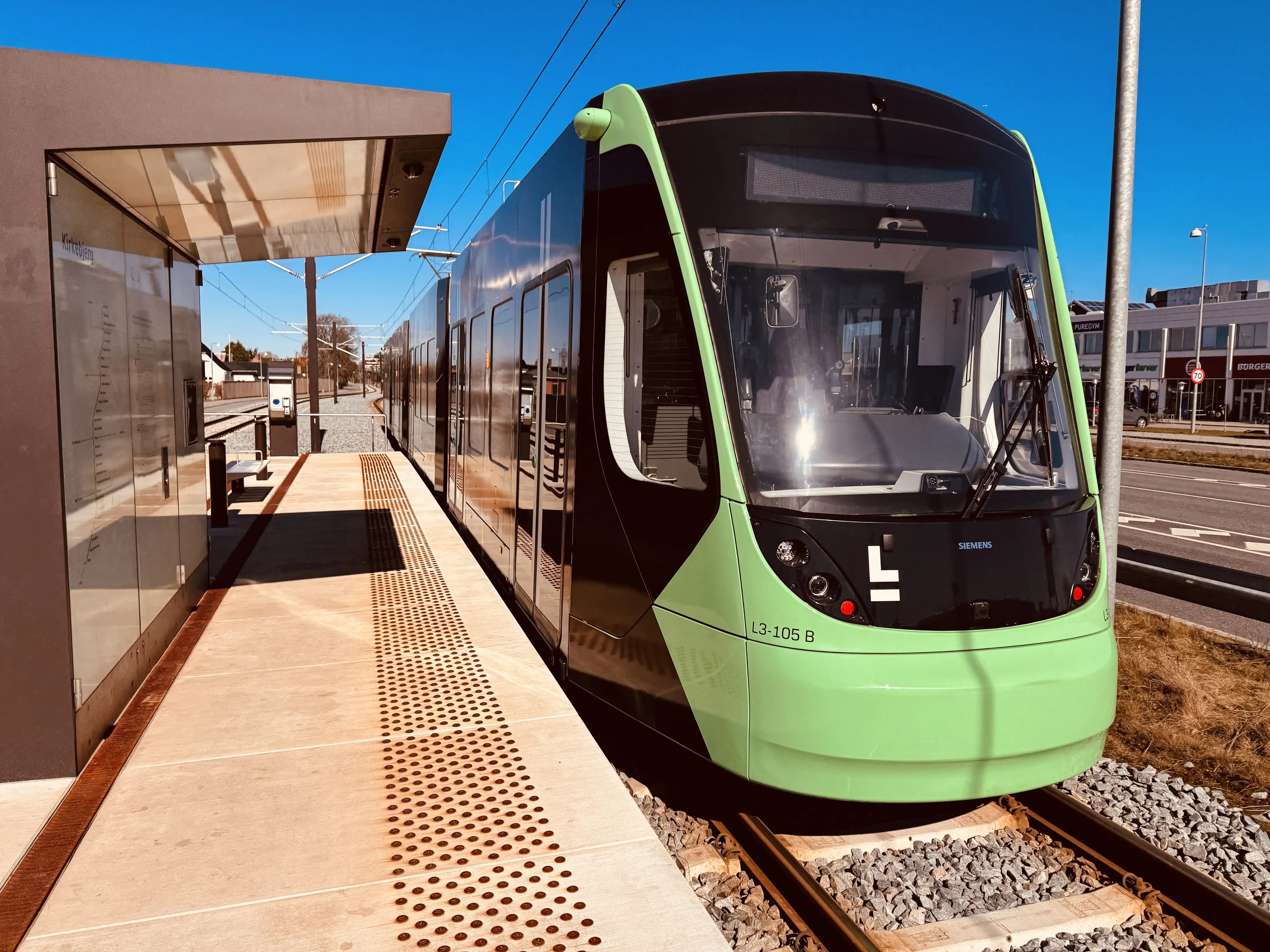 Billede af L3 105 fotograferet ud for Kirkebjerg Letbanestation.