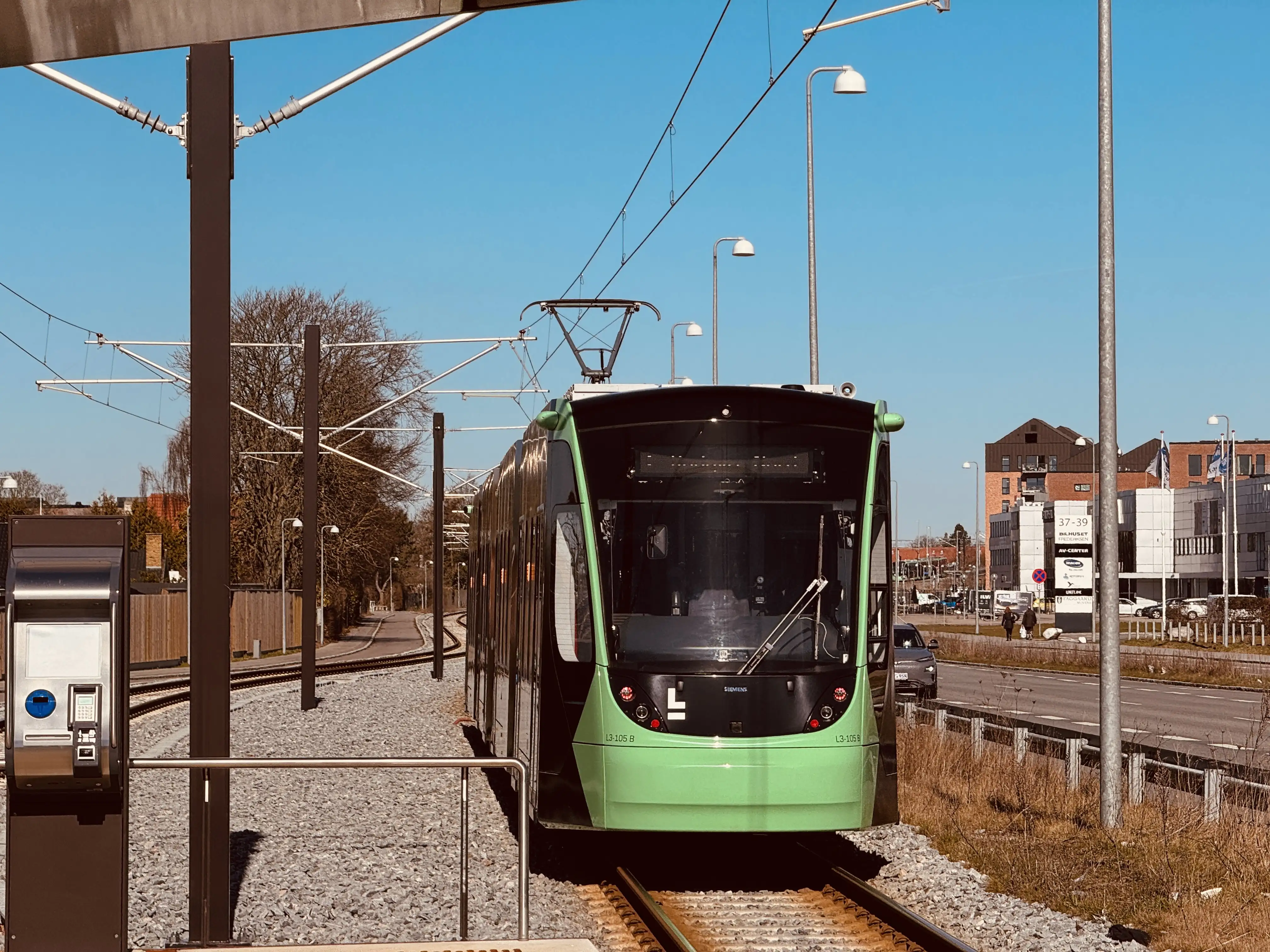 Billede af L3 105 fotograferet ud for Kirkebjerg Letbanestation.