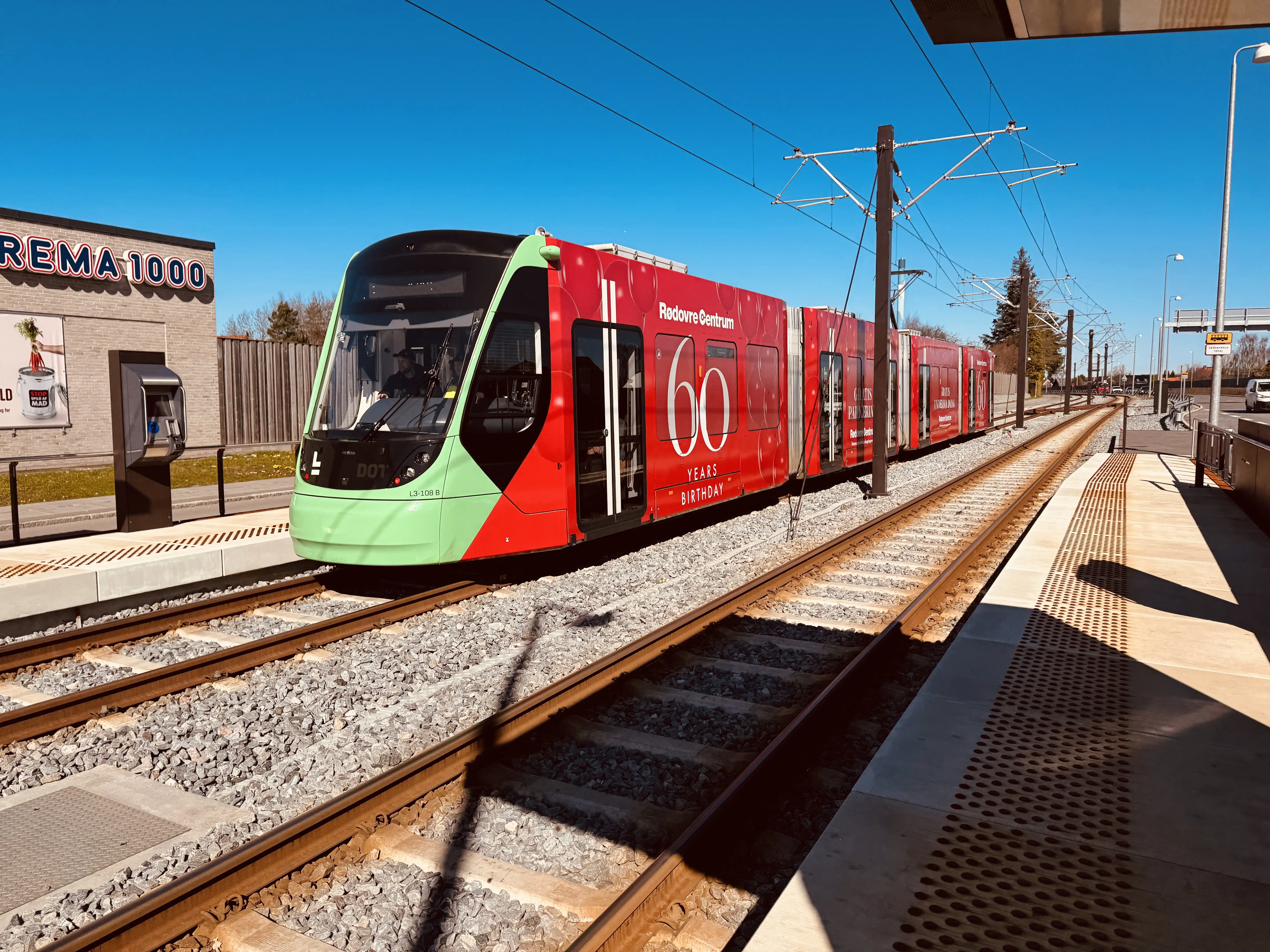 Billede af L3 108 fotograferet ud for Brøndbyvester Letbanestation.