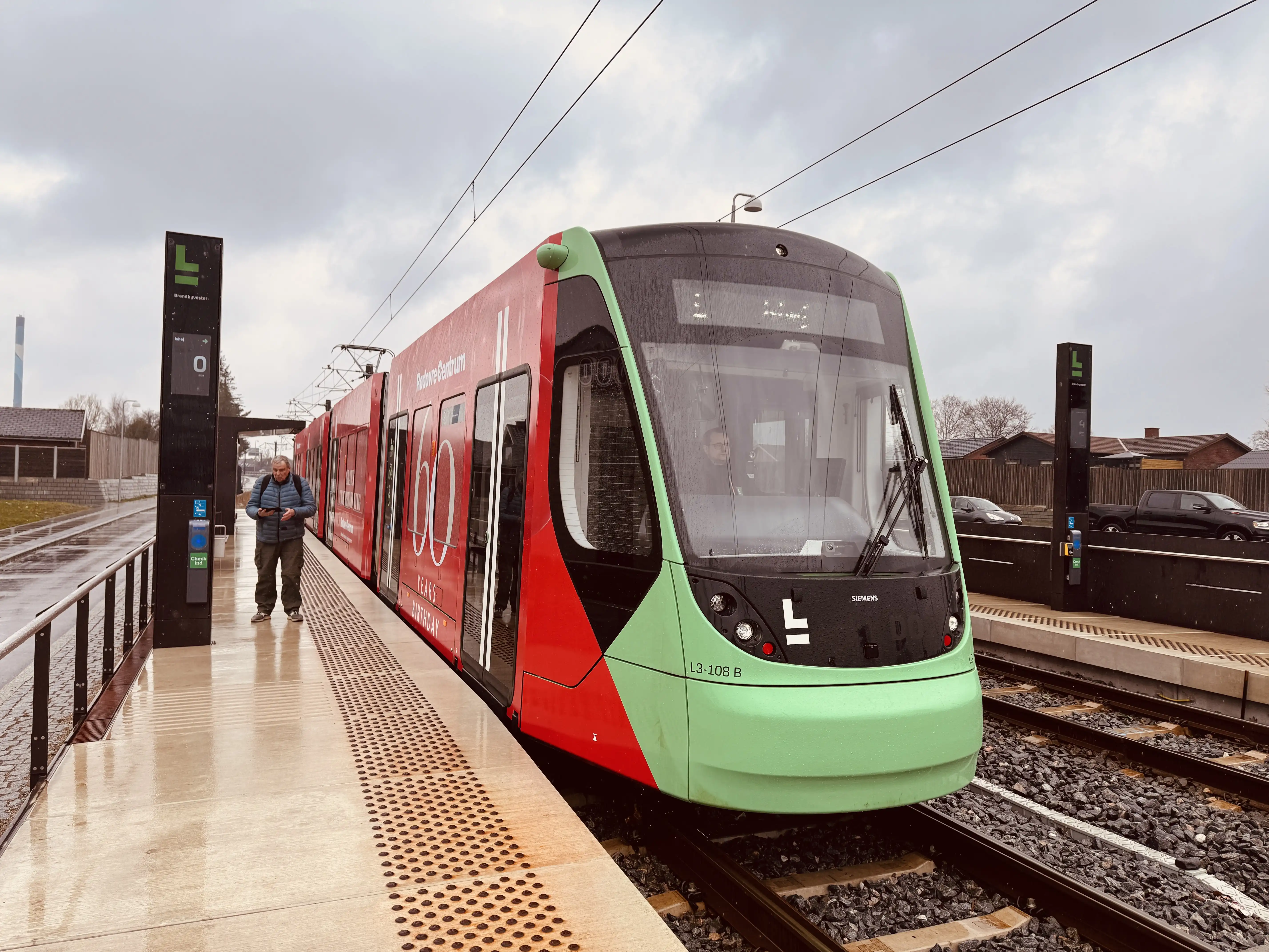 Billede af L3 108 fotograferet ud for Brøndbyvester Letbanestation.